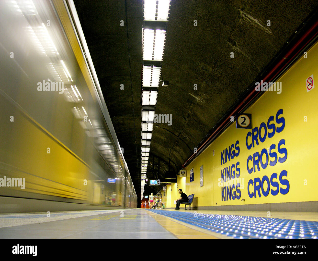 Arrivando in treno e seduta passeggero in Kings Cross Metro Stration nel quartiere di Kings Cross a Sydney, Nuovo Galles del Sud Foto Stock