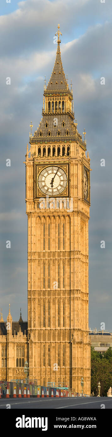 London St Stephen s Torre contenente la campana chiamato Big Ben a sunrise di grande formato panoramico verticale London Inghilterra England Foto Stock