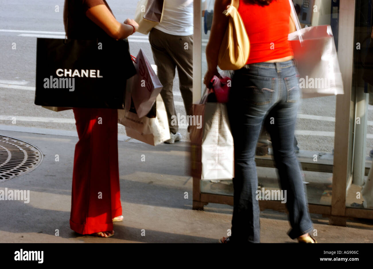 Gli amanti dello shopping con le borse della spesa, Giorno Foto Stock