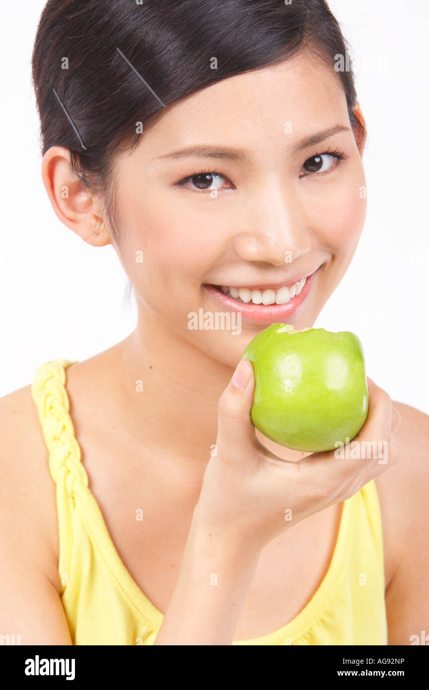 Ritratto di naturale ragazza giovane azienda Apple, sorridente Foto Stock