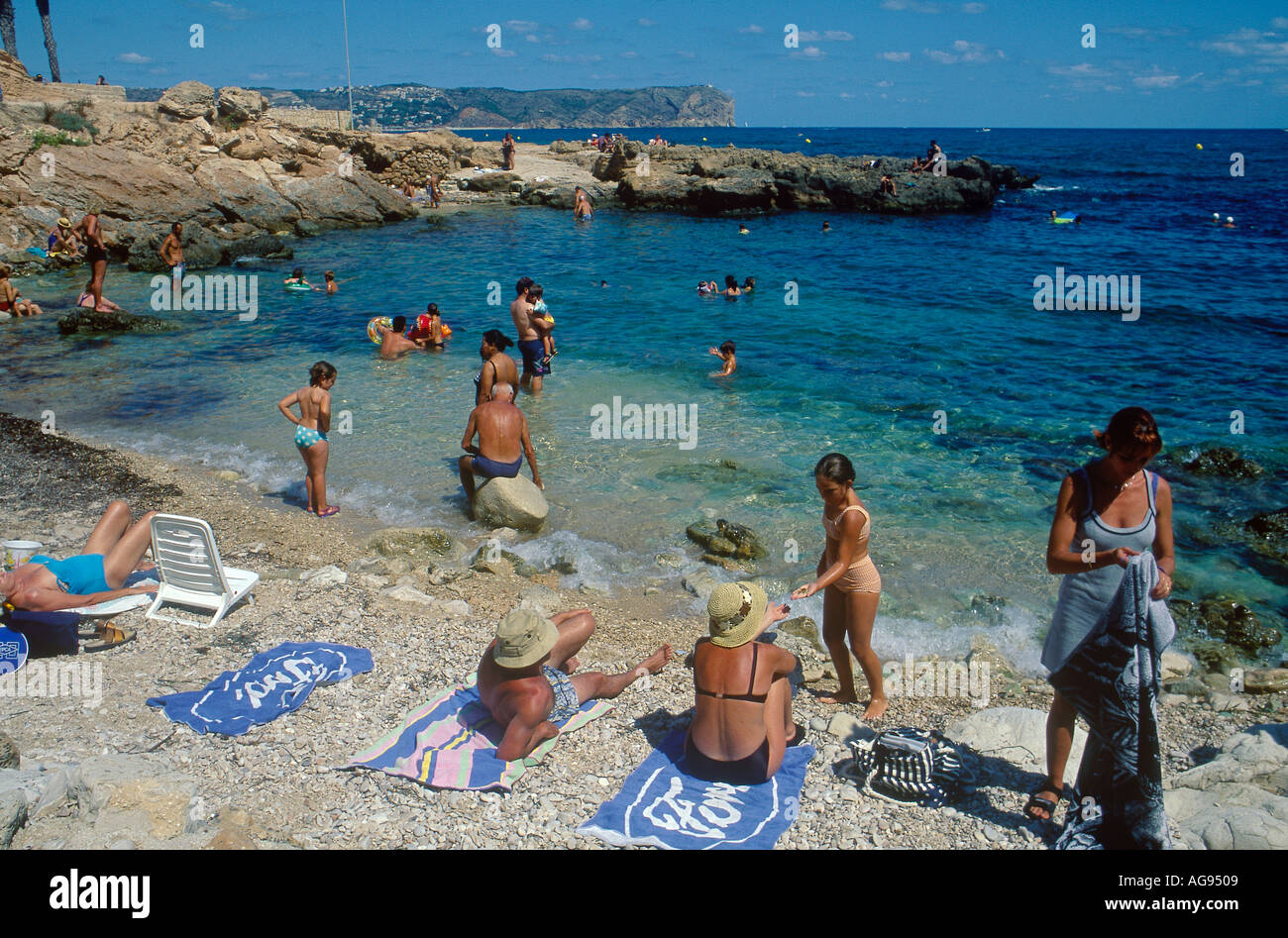 Persone in spiaggia, Calla Blanca spiaggia, Javea, Provincia di Alicante, Spagna, Europa Foto Stock