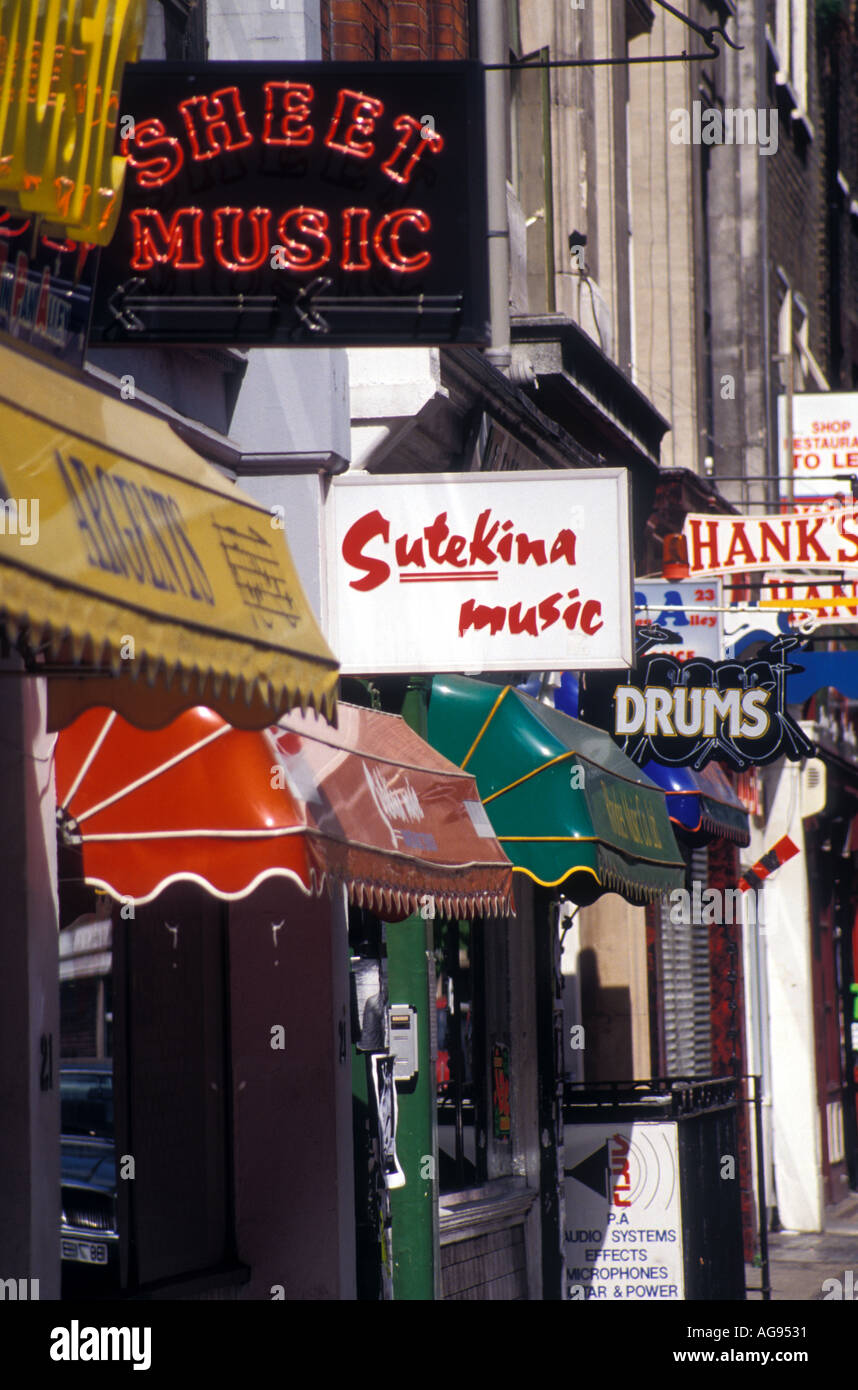 Negozi di musica in Britains Tin Pan Alley Denmark Street London Inghilterra England Foto Stock