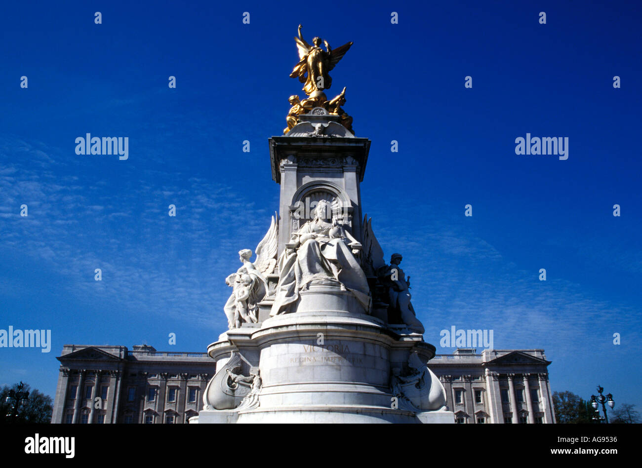 La regina Victoria Memorial con Buckingham Palace in background London Inghilterra England Foto Stock