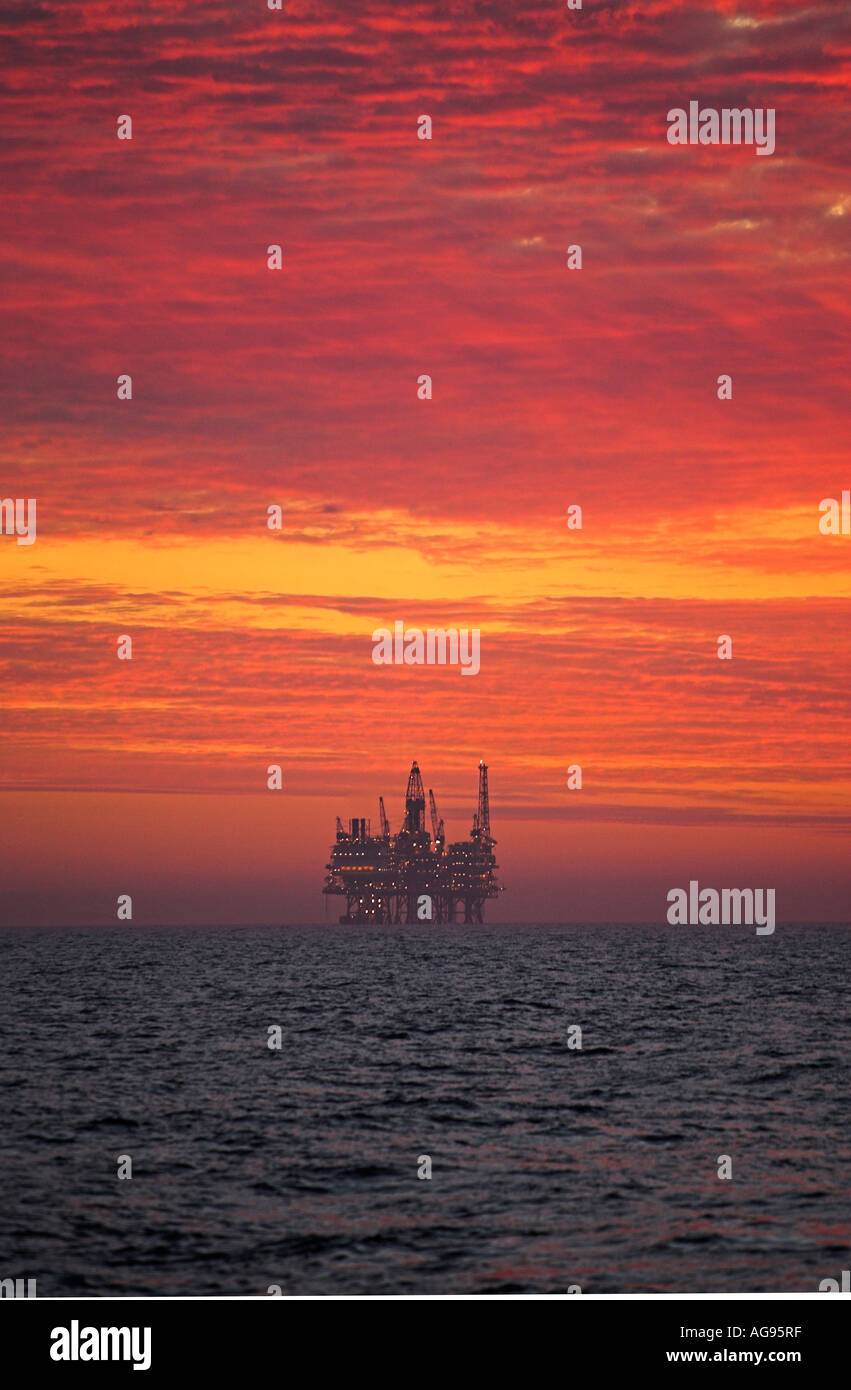 Oil Rig al tramonto Foto Stock