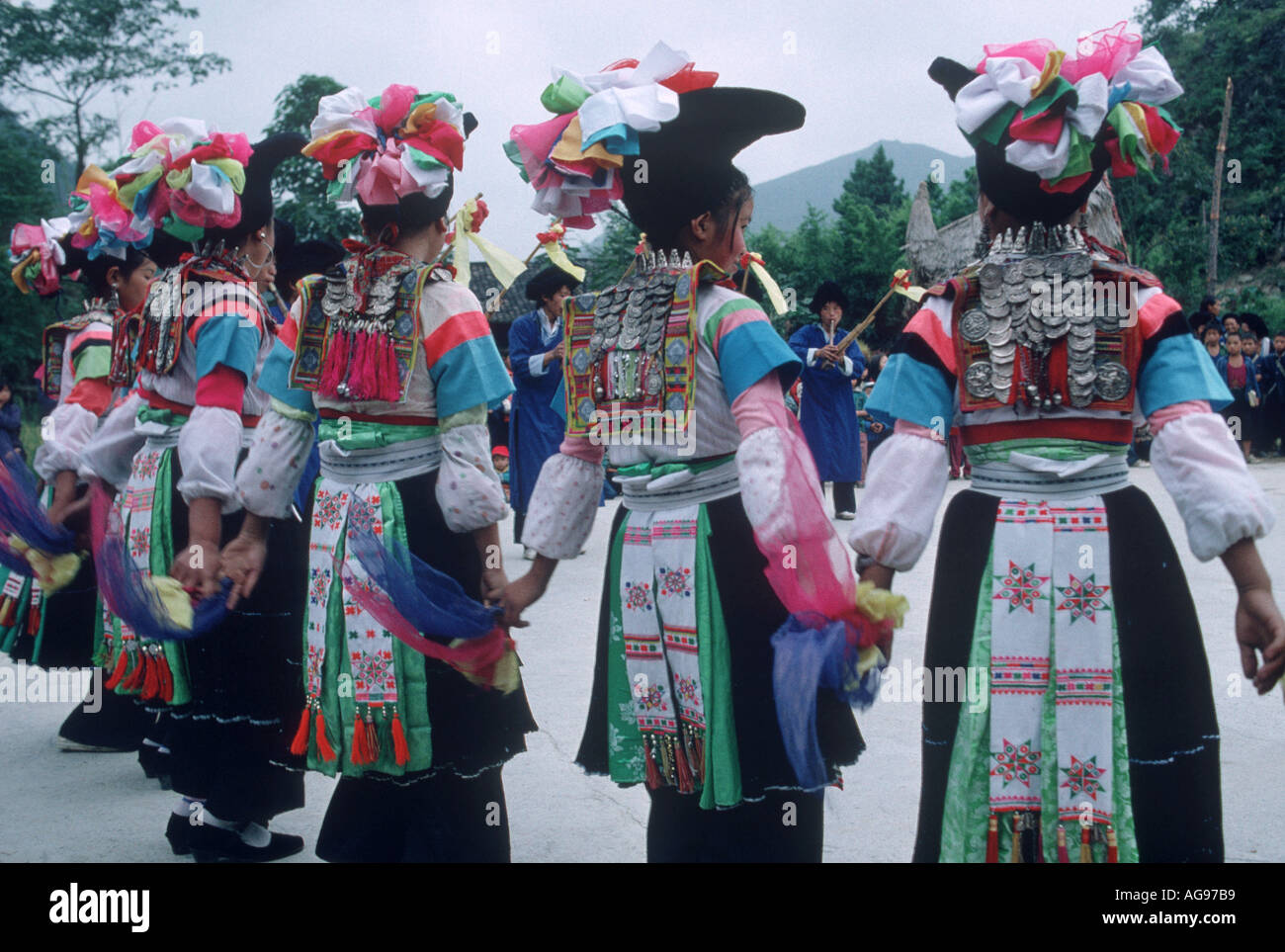 Miao ragazze in ballo lusheng Cina Foto Stock