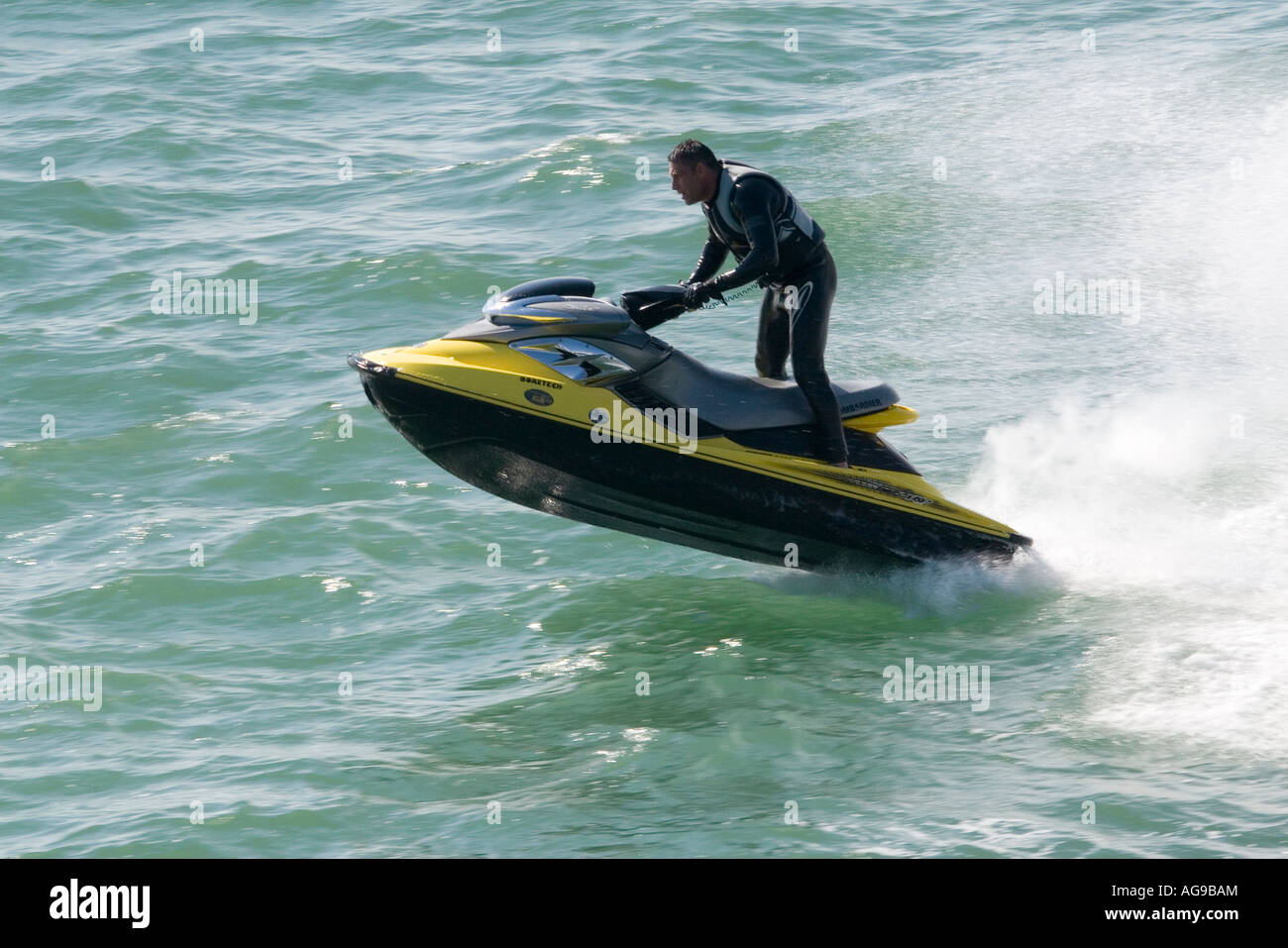 Jetskier fuori sul canale in inglese in Inghilterra Foto Stock