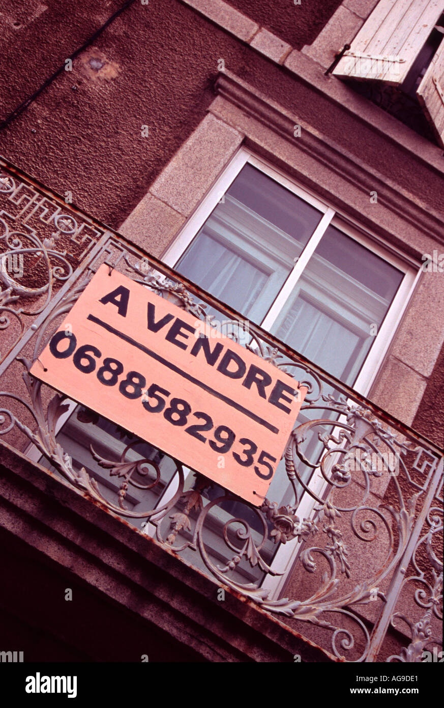 Casa francese con in vendita segno Foto Stock