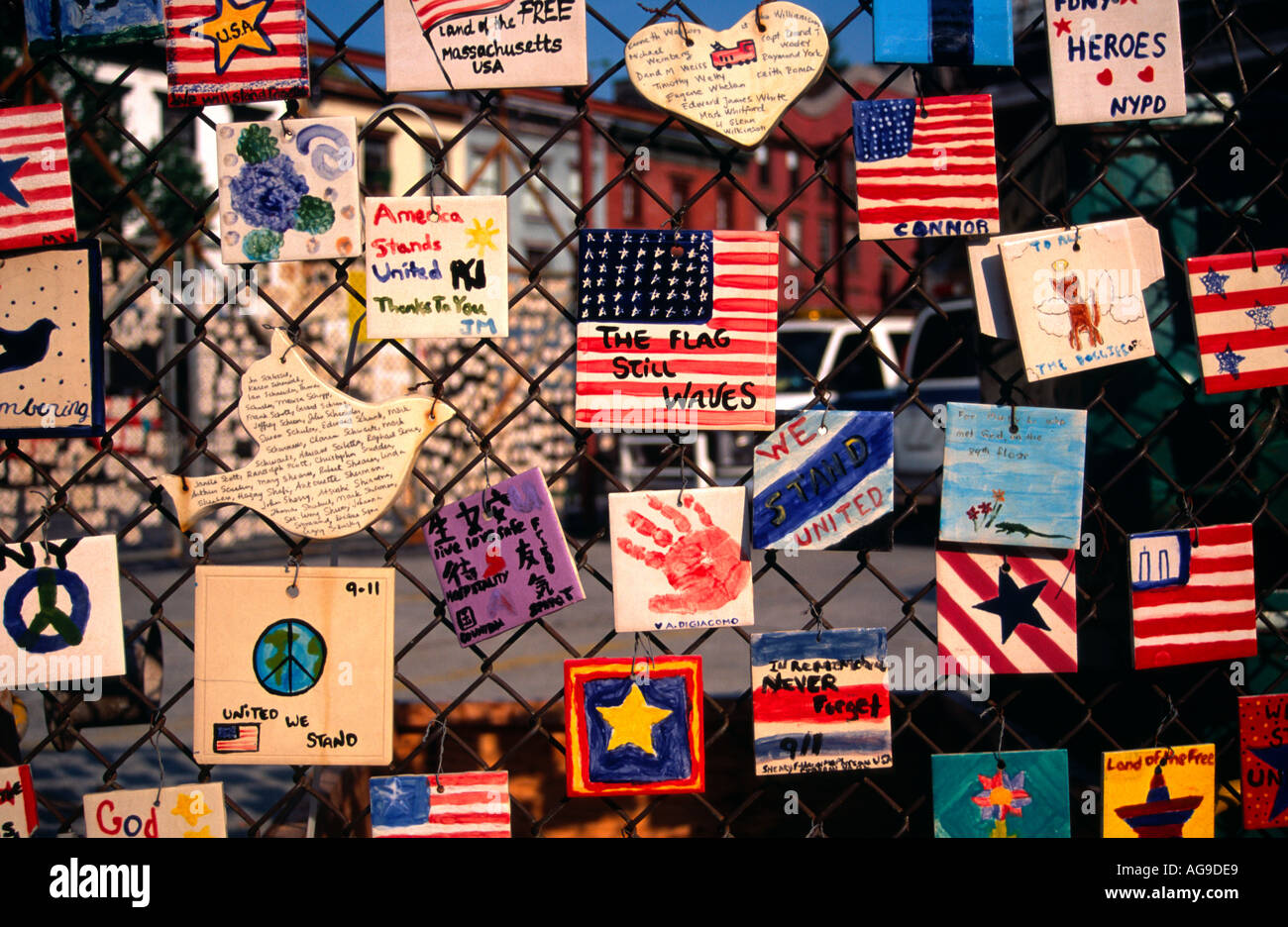 Memorial a 9 11 attentato terroristico di New York STATI UNITI D'AMERICA; piastrelle realizzate dai bambini della scuola Foto Stock