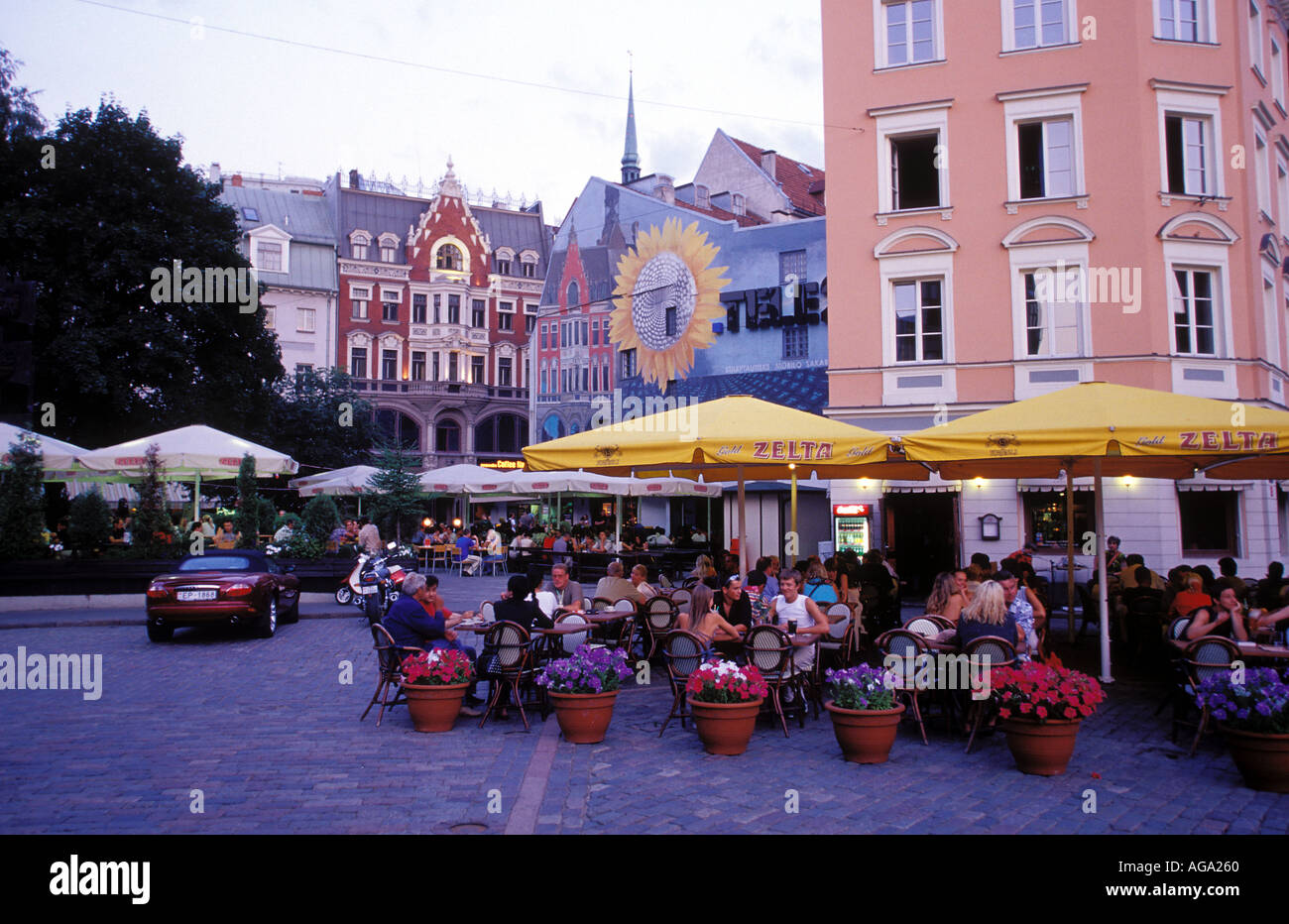Ristoranti presso il Dome Cathedral Square Riga old town Lettonia Foto Stock