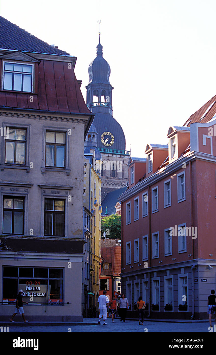 Lettonia Riga strada stretta a Riga Città Vecchia con la Chiesa del Duomo in background Foto Stock