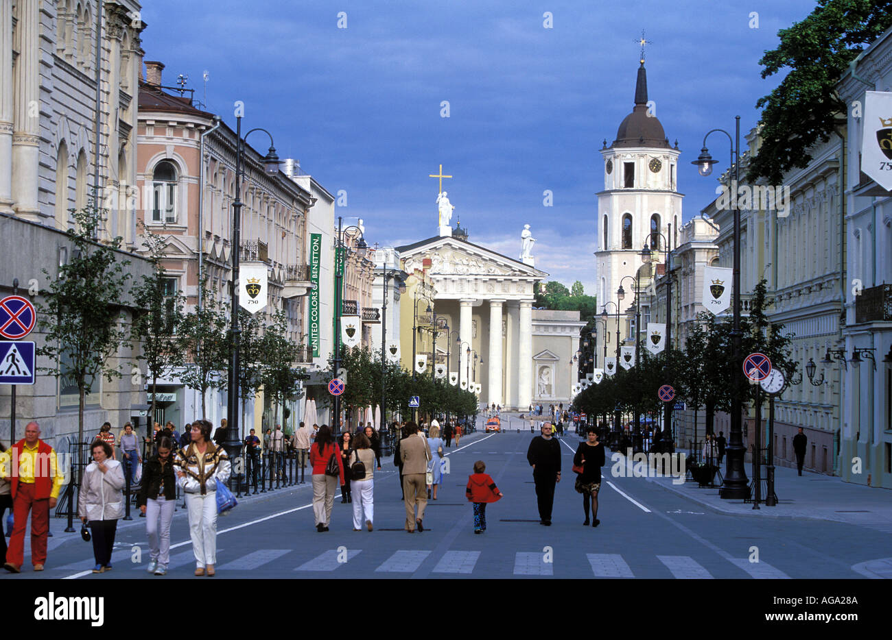 Gedimino Pospektas st il main st della moderna Vilnius con molti caffè i luoghi dello shopping e ristoranti della Lituania Foto Stock