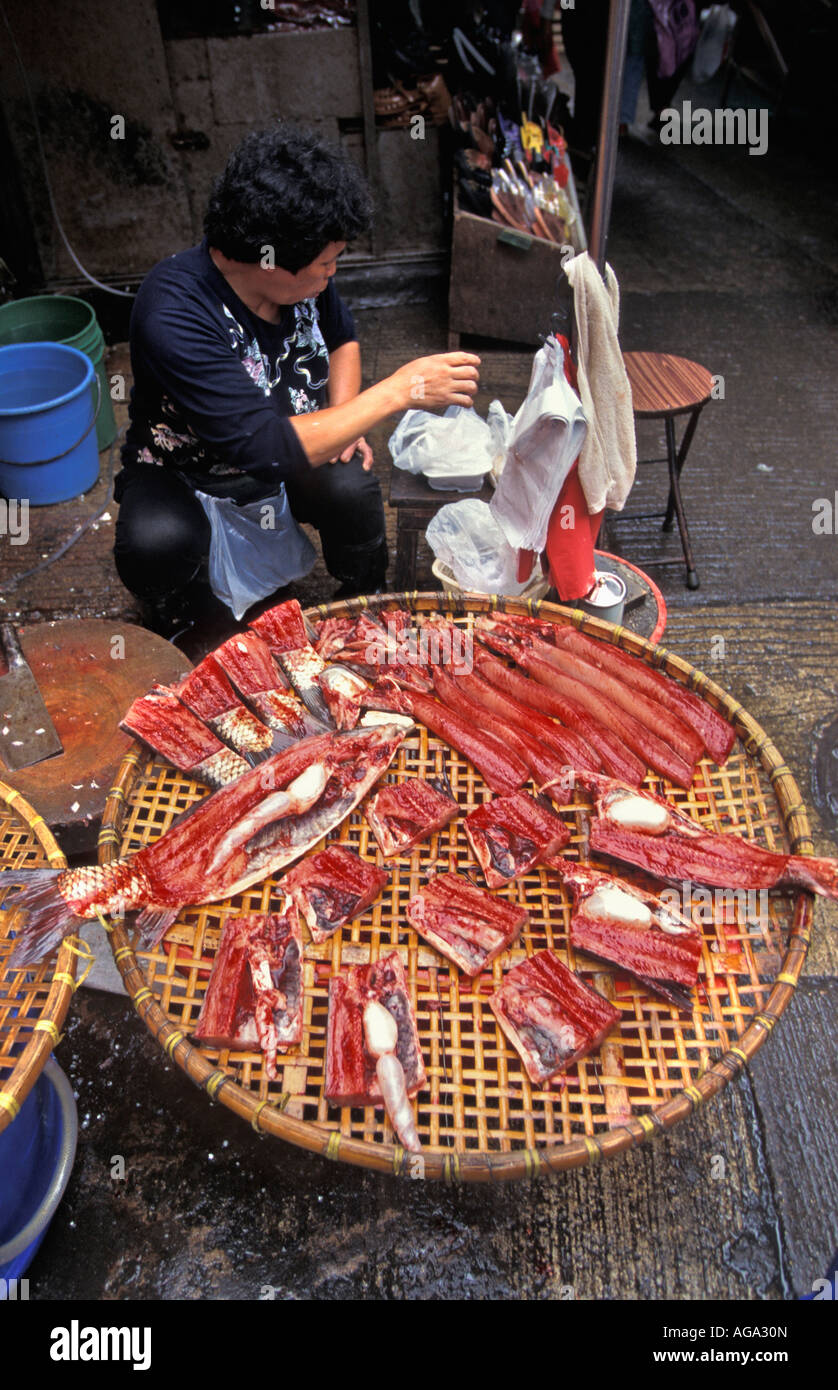 Cina, Hong Kong, venditore di pesce Foto Stock