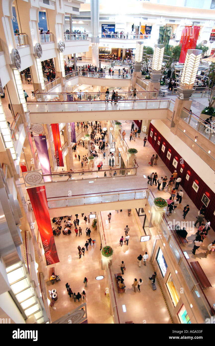 Vista interna di grandi e moderne Taipei 101 Centro Commerciale per lo shopping in Taipei Taiwan 2005 Foto Stock