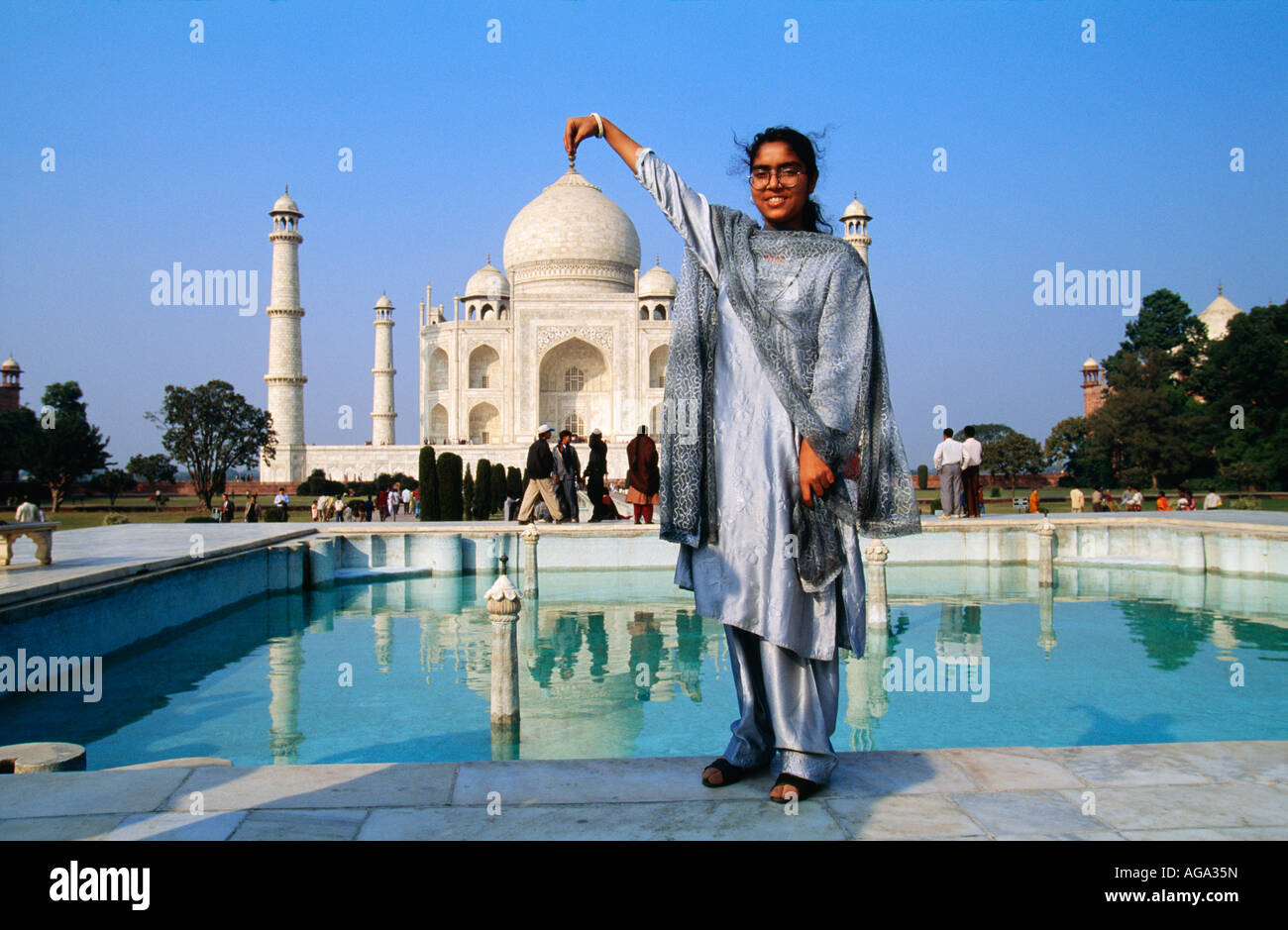 India, Agra, donna in piedi di fronte a Taj Mahal mausoleo Foto Stock