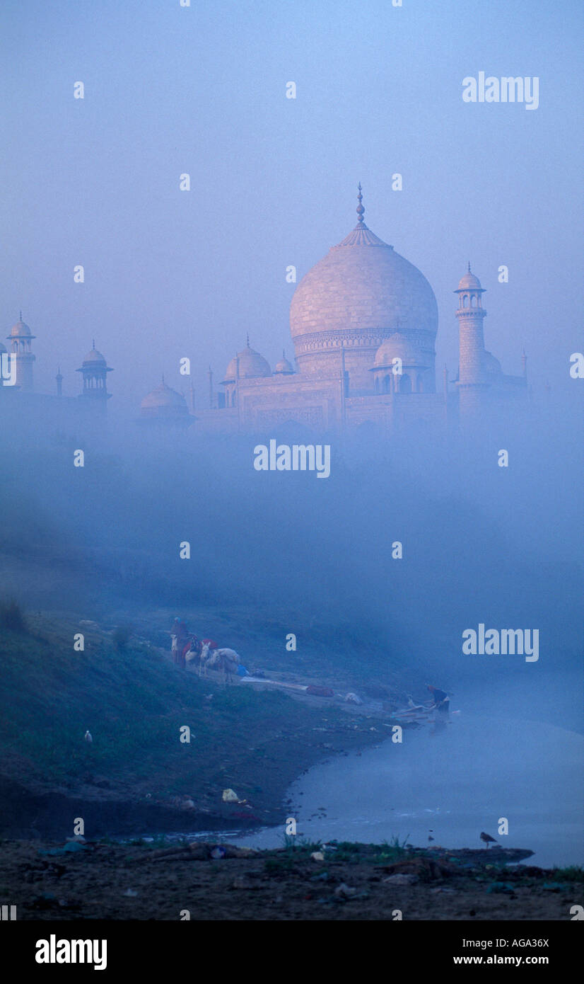 India, Agra il Taj Mahal dal fiume Yamuna all'alba Foto Stock