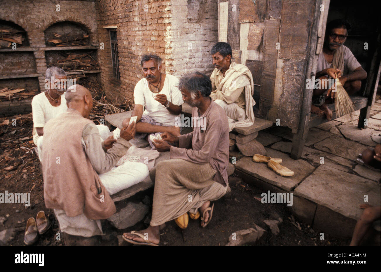 India, Jaipur, Rajasthan, uomini carte da gioco Foto Stock