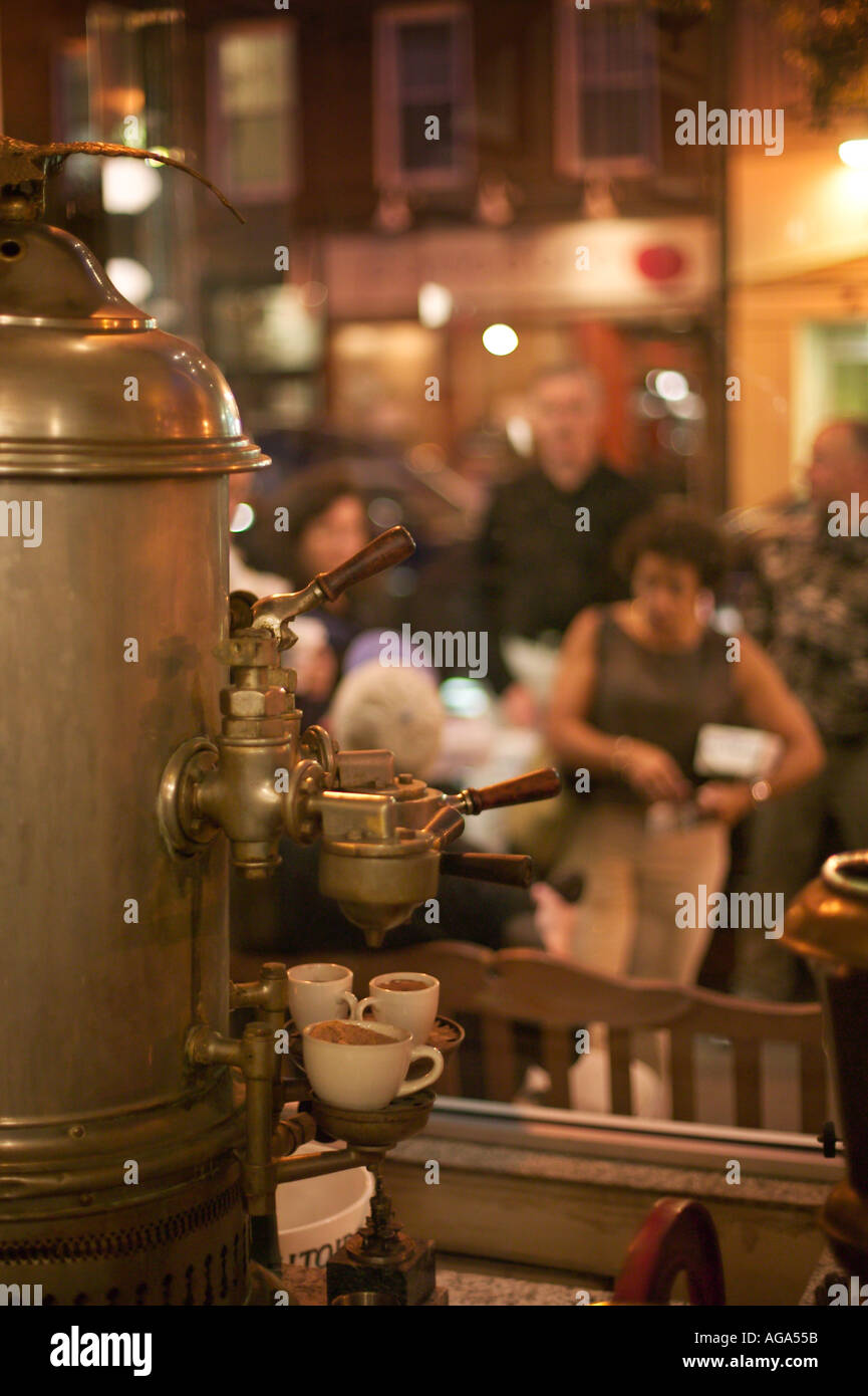 Macchina espresso nella finestra di Caffe Vittoria su Hanover Street nel quartiere italiano di North End di Boston MA Foto Stock