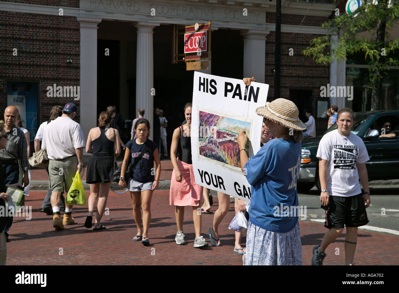 Donna che mantiene segno religioso in Harvard Square Cambridge MA Foto Stock