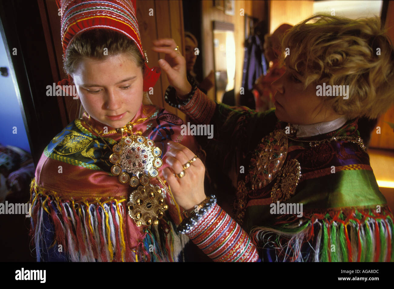 Una ragazza di Sami ottiene vestito in abiti tradizionali per la sua cerimonia di conferma, Kautokeino, Norvegia Foto Stock