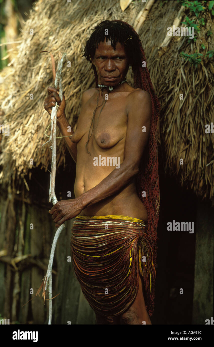 Dani donna vestita di un jogal un mantello tradizionale fatta di una lunga corda intrecciata la Il Baliem Valley Irian Jaya Indonesia Foto Stock