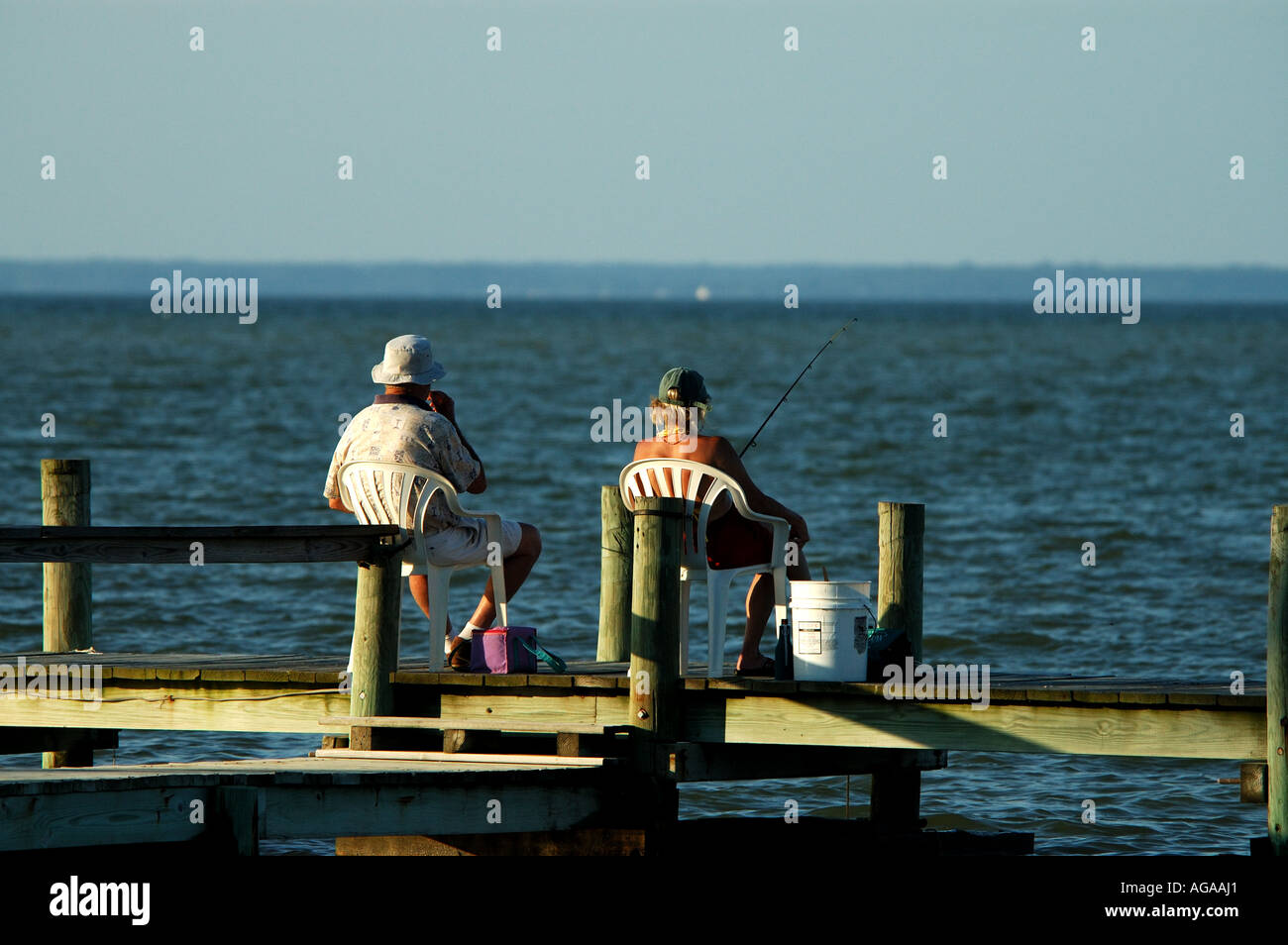Il pensionamento pensionati anziana coppia di pesca sul dock Foto Stock