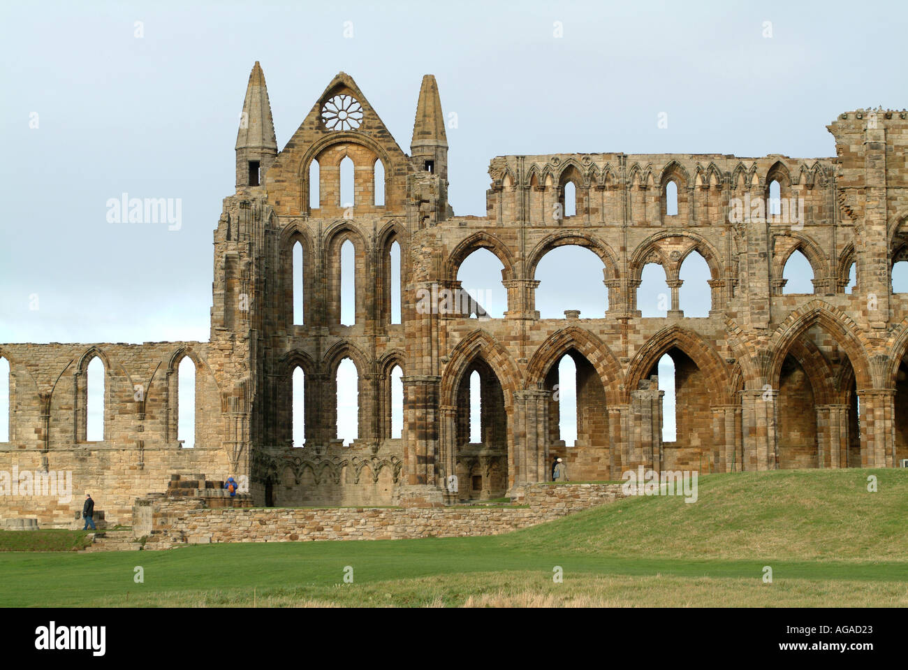 Parte dei rovinato Whitby Abbey North Yorkshire England Regno Unito Regno Unito Foto Stock