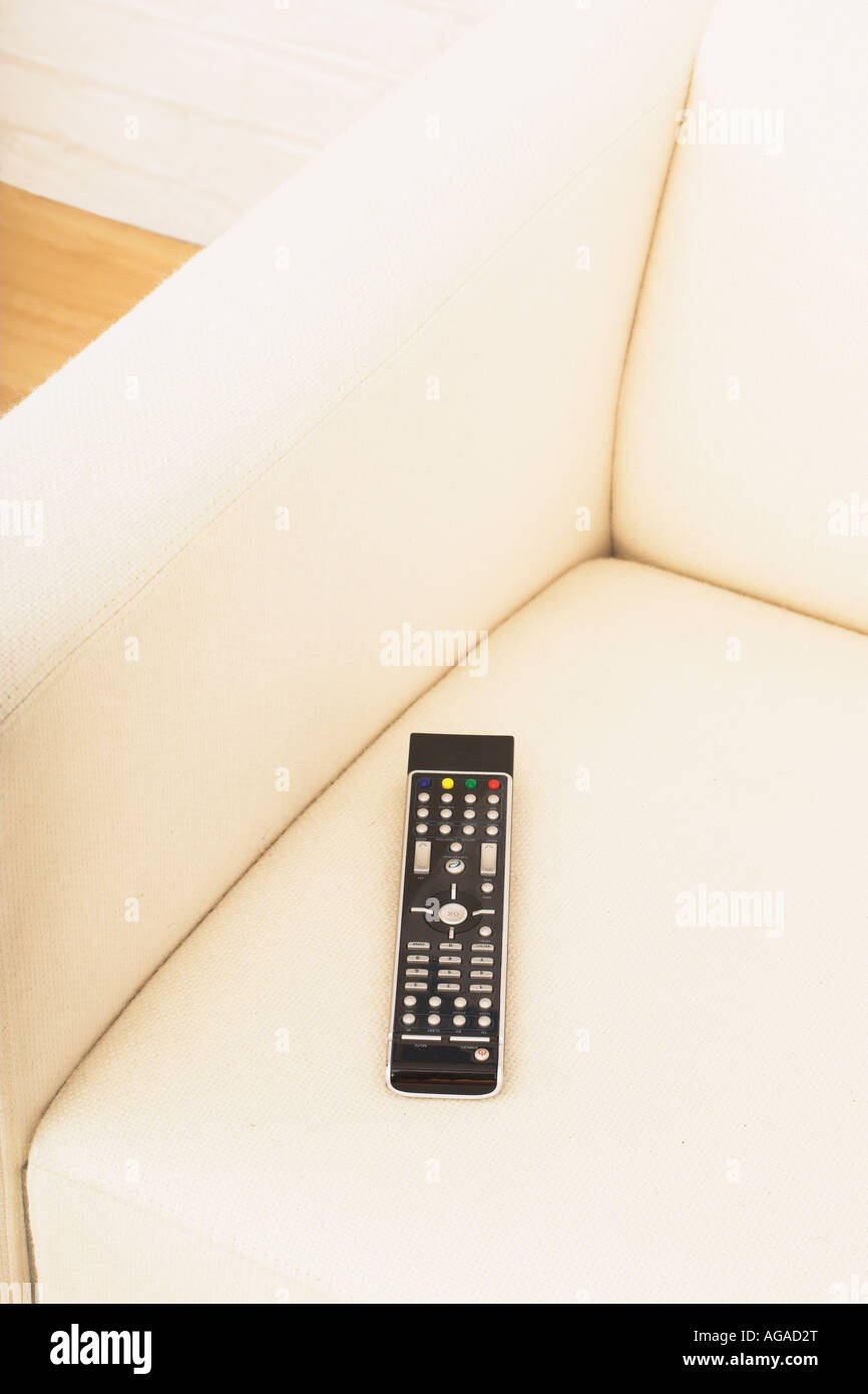 Ancora in vita del telecomando sul braccio bianco sedia Foto Stock