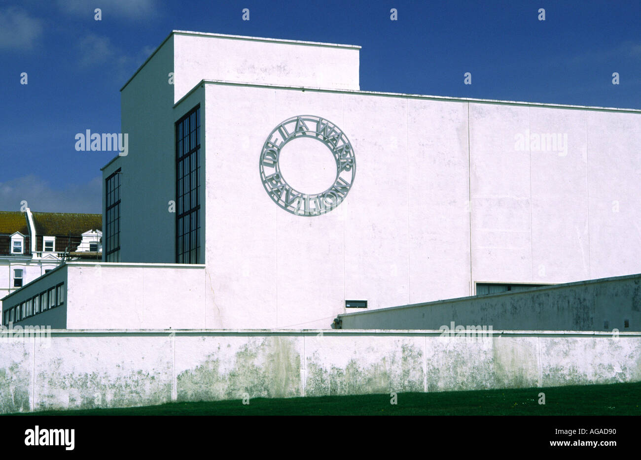 La parte esterna del De La Warr Pavilion a Bexhill on Sea East Sussex England prima della ristrutturazione Foto Stock