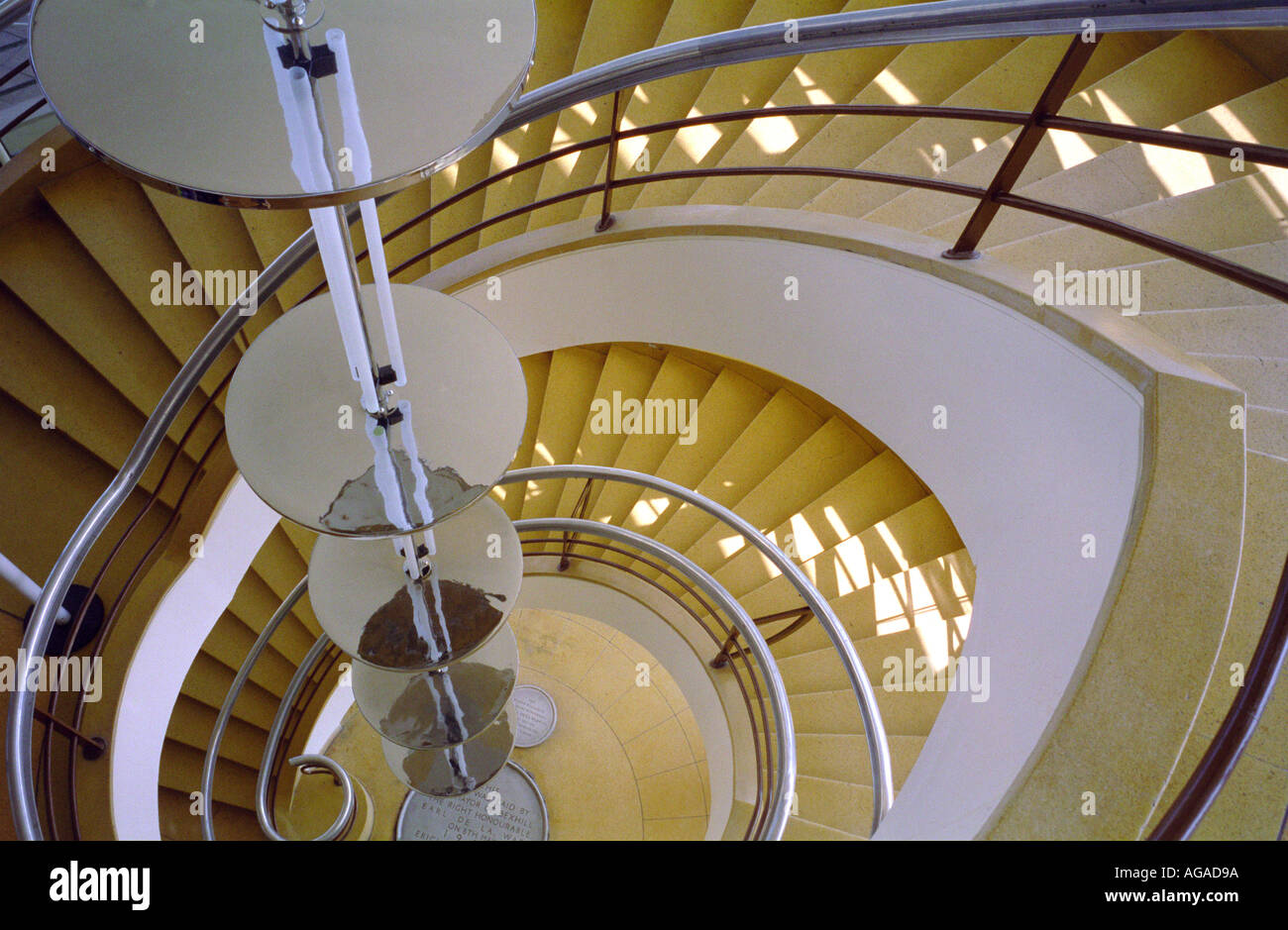 Vista dell'elica scala a chiocciola e la luce interna del De La Warr Pavilion Bexhill on Sea East Sussex England Regno Unito Foto Stock