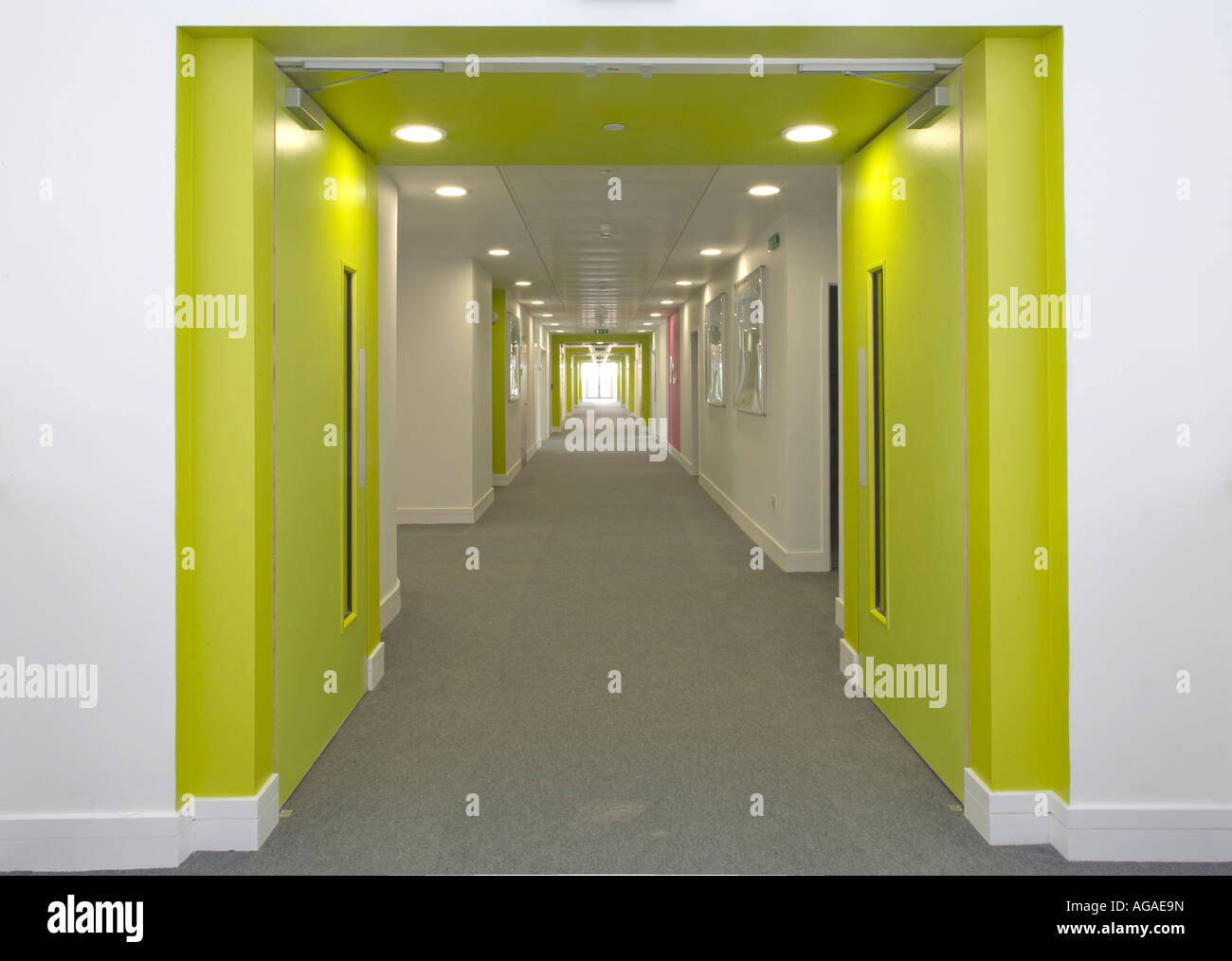 Corridoio con illuminazione Everest Community College, Basingstoke Foto Stock