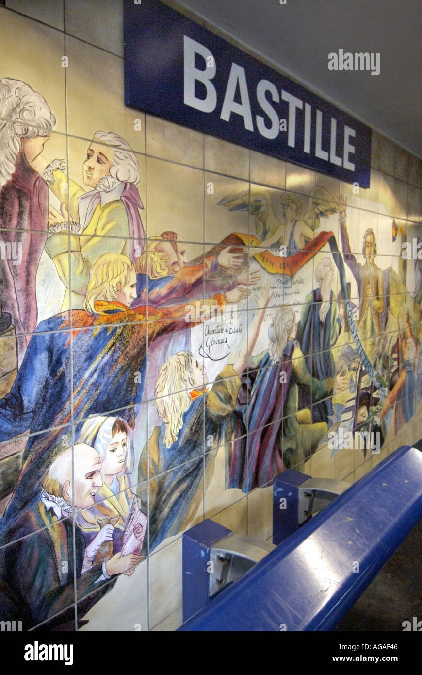 Paris Bastille metro stazione ferroviaria piattaforma con parete piastrellata pannelli illustrano gli eventi storici Foto Stock