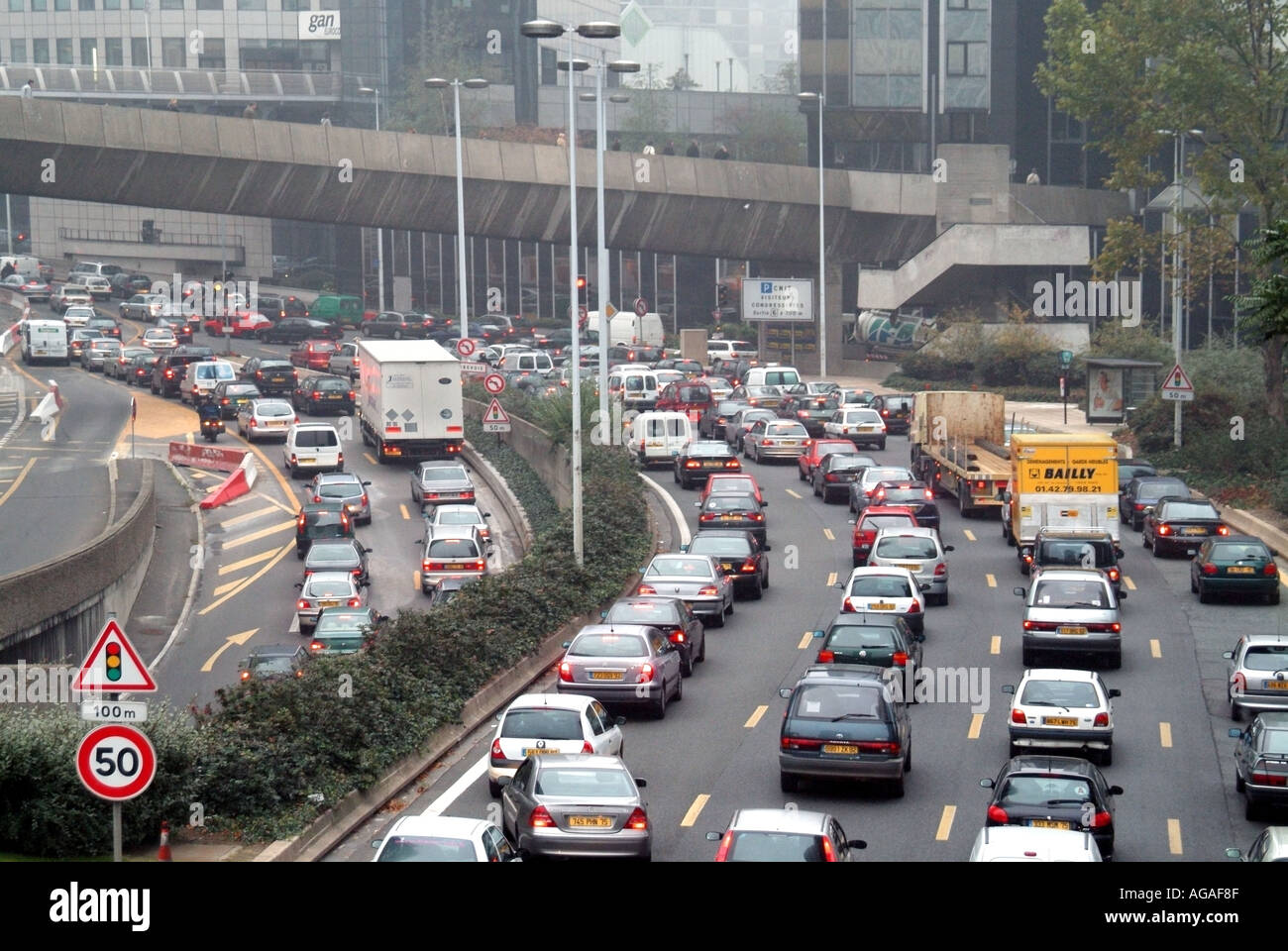 Vista aerea e posteriore Parigi la Defense zona d'affari lavoratori in mattina occupato ora di punta auto camion traffico camion fusione & accodamento al semaforo Francia Foto Stock