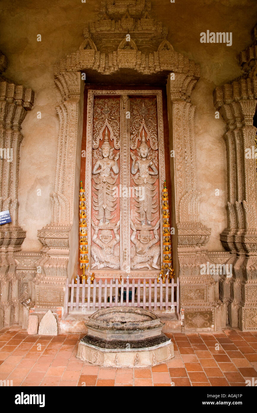 Fregio e santuario buddista a Haw Pha Kaew museum Vientiane Laos Foto Stock