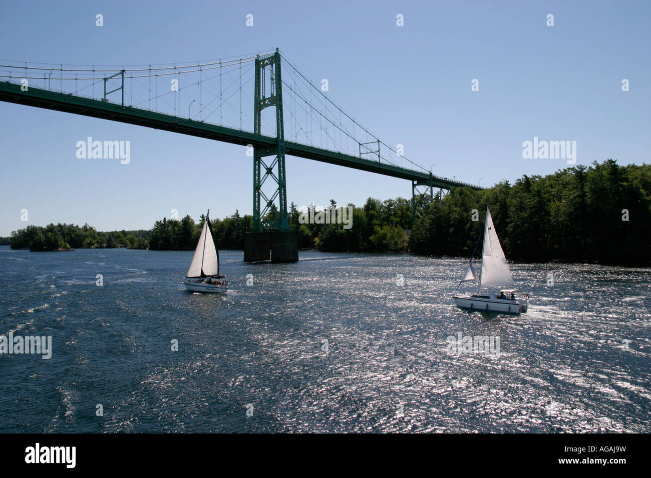 Barche a vela a St Lawrence River sotto il migliaio di Isola di ponte tra il Canada e gli Stati Uniti Foto Stock