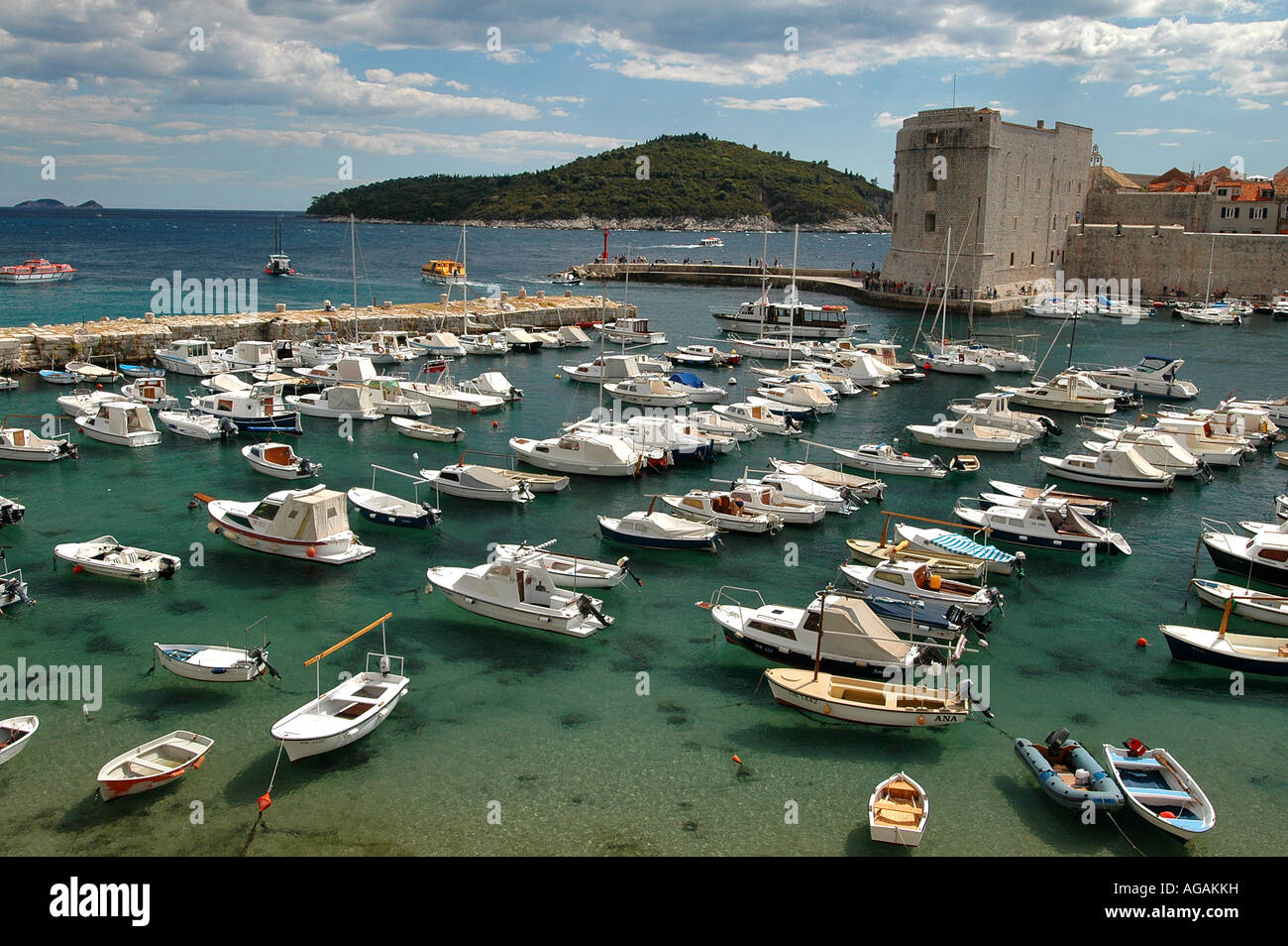 Piccole imbarcazioni a Marina nella vecchia città di Dubrovnik Croazia Foto Stock