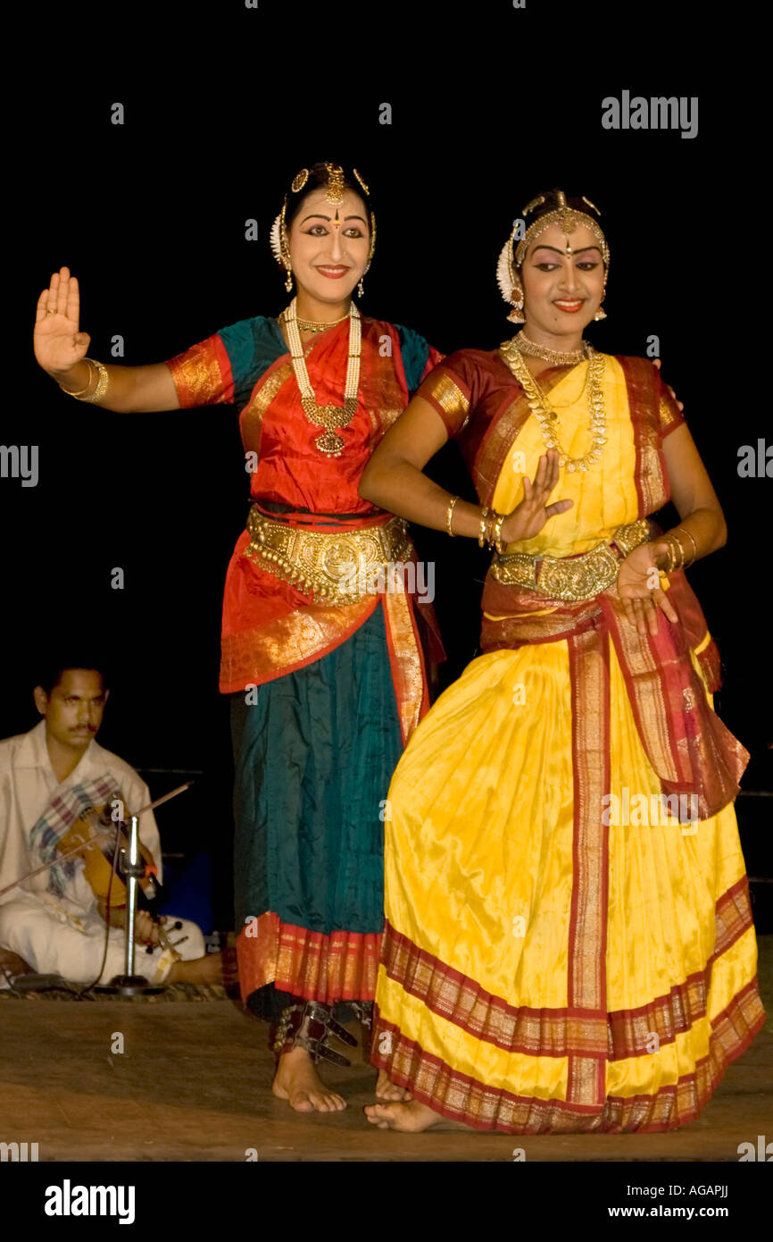 India Kerala Kumarakom backwaters Taj Garden Retreat Hotel performance di danza Foto Stock