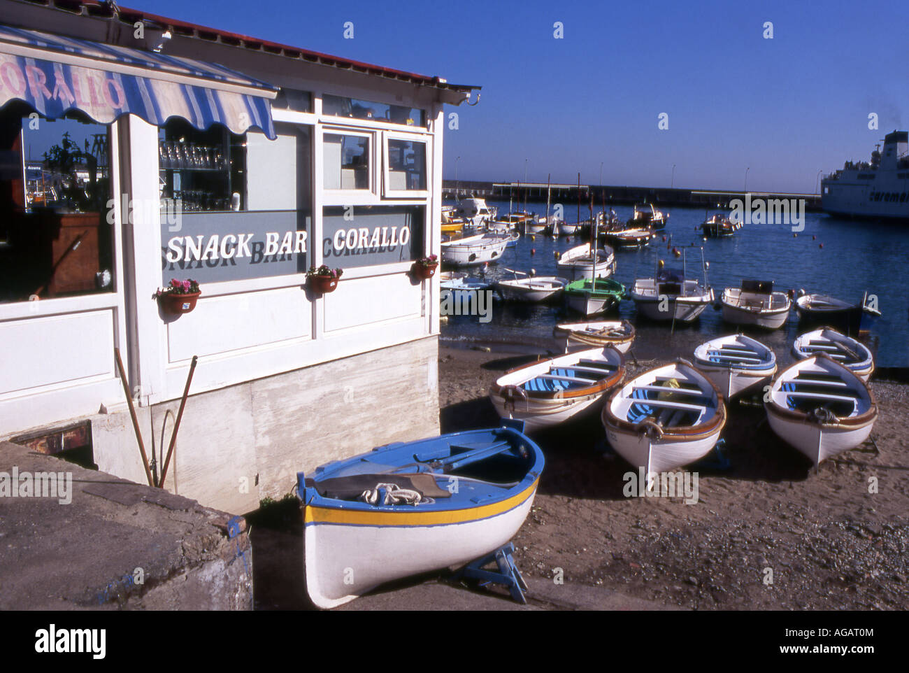 Snack Bar e barche sulla isola di Capri ITALIA Foto Stock