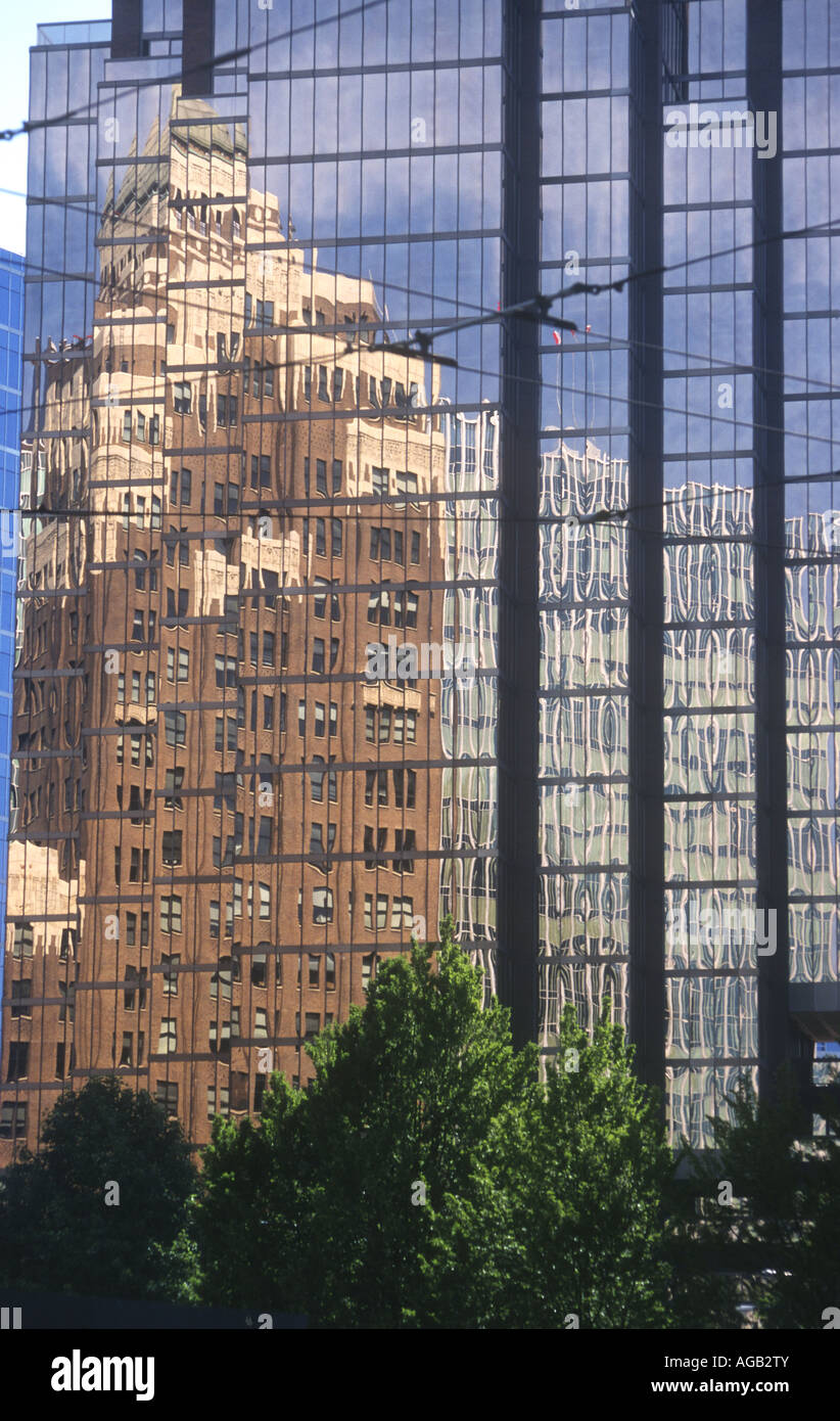 L'eccitante città di Vancouver BC ha molti raffinati e moderni edifici che formano spettacolari riflessi nelle vicinanze di vetri di finestre Foto Stock