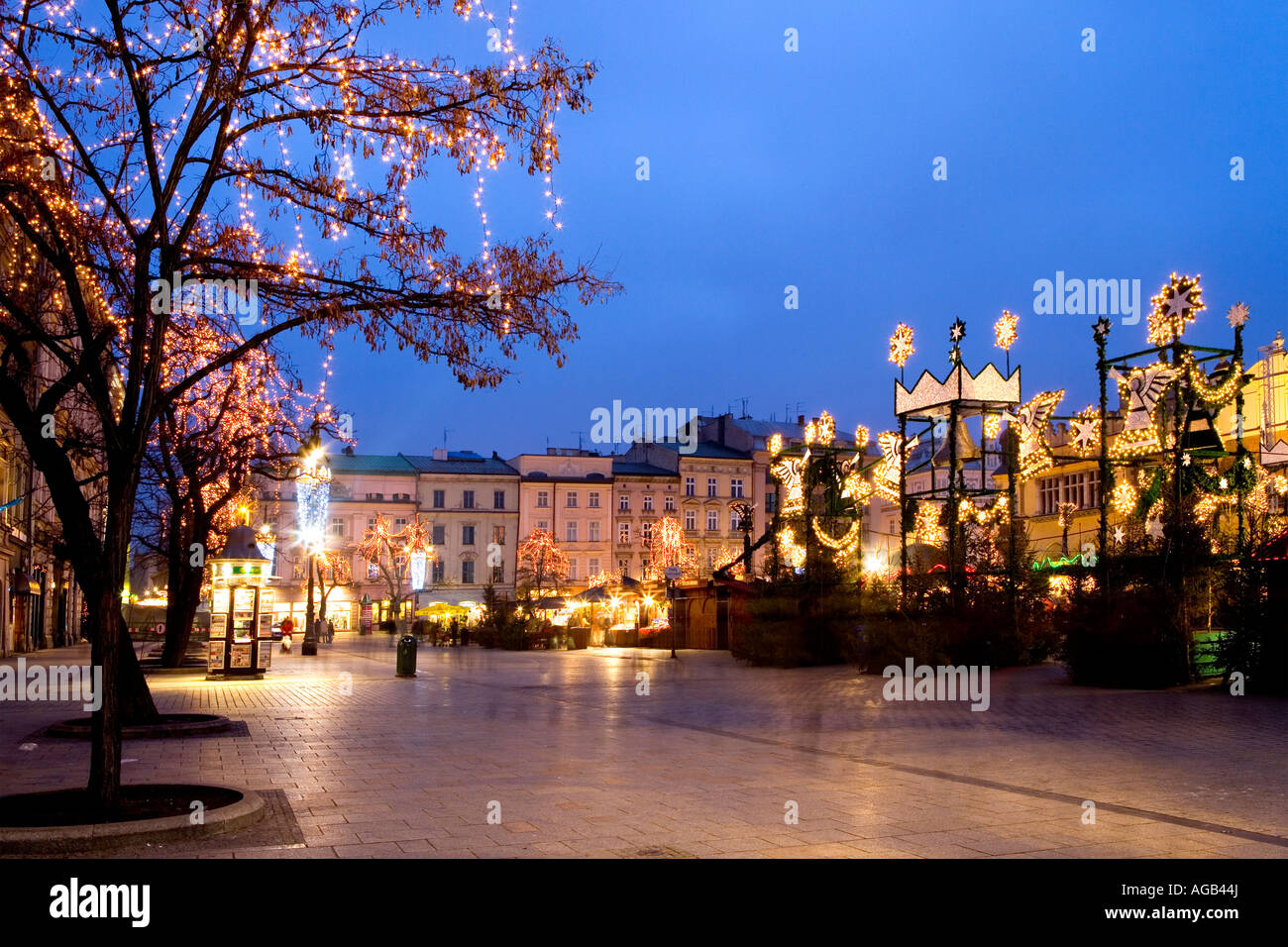 Natale Luci di Natale intorno alla principale piazza del mercato di Cracovia Cracovia Polonia Foto Stock