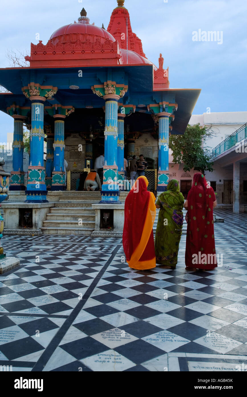 Le donne in sari colorati in corrispondenza di uno dei pochi templi Brahma Pushkar India Foto Stock