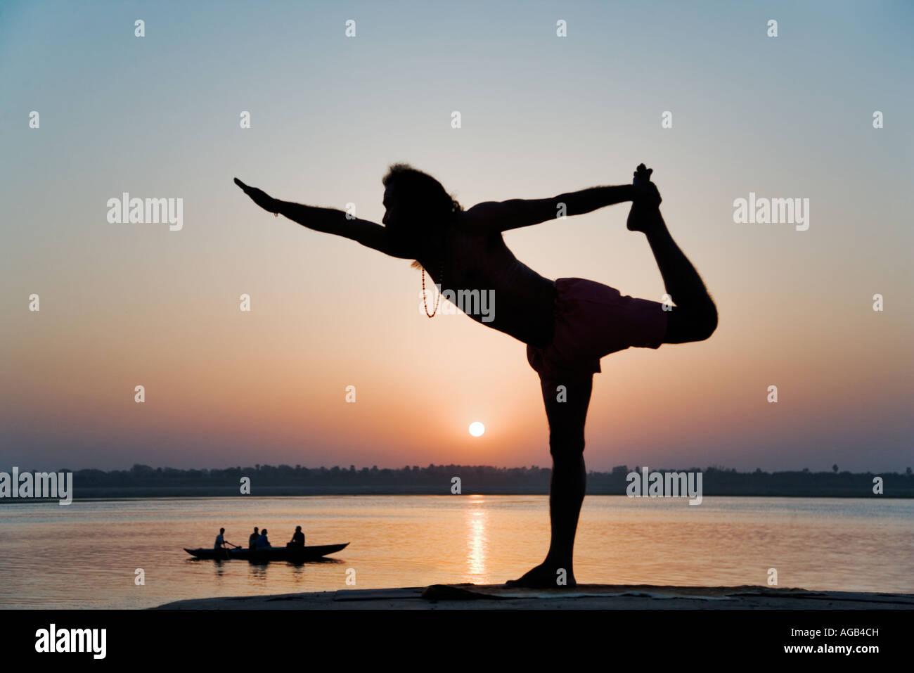 Famosa in tutto il mondo yogi insegnante Dr Rakesh Yogi all'alba sul Fiume Gange India Foto Stock