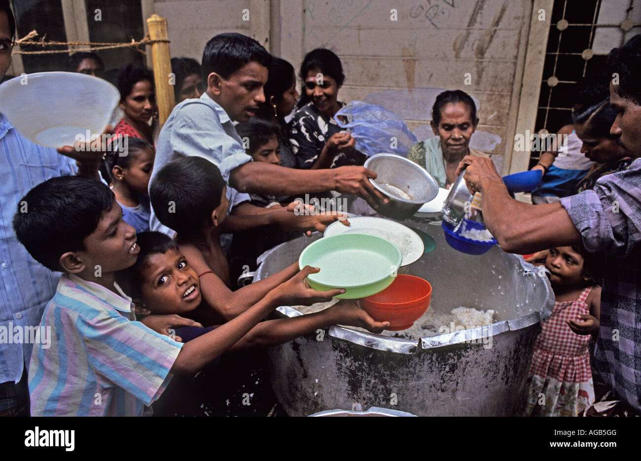 Nello Sri Lanka Colombo la distribuzione di cibo in rifugio camp supportato dal Programma Alimentare Mondiale Foto Stock
