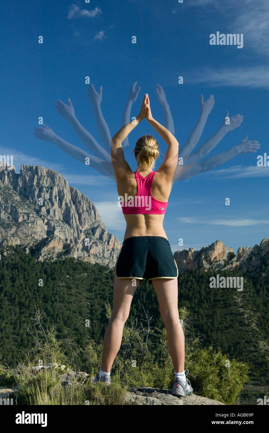 Guida femmina meditando con sfondo di montagna Foto Stock