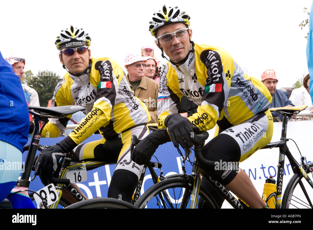 Elite Tour in Bicicletta di Bretagna cycle race a Dumfries Dock Park i ciclisti aspettano l'inizio della gara Scozia UK Foto Stock