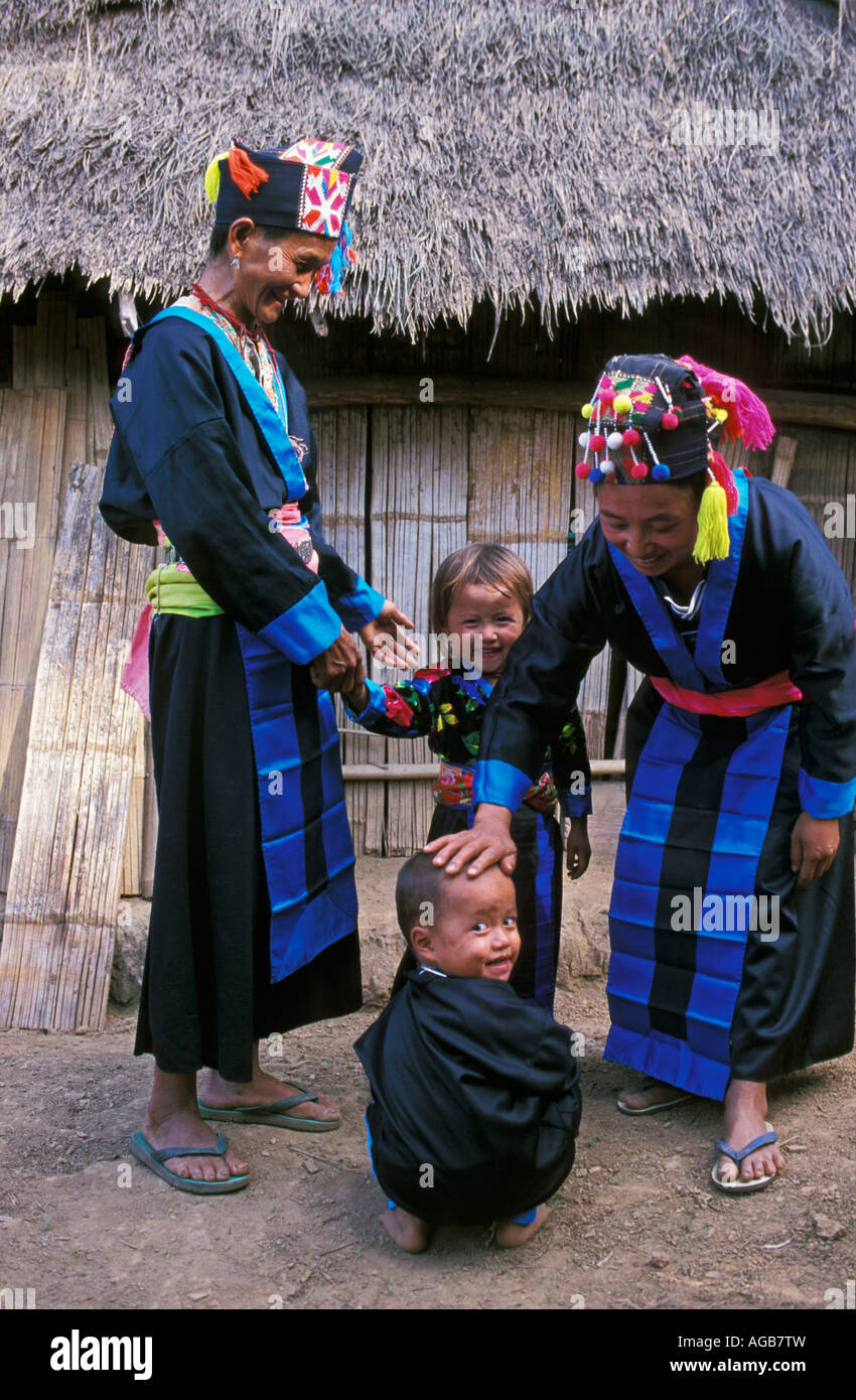 Laos, Luang Prabang, le donne e i bambini da Hmong tribù hill Foto Stock