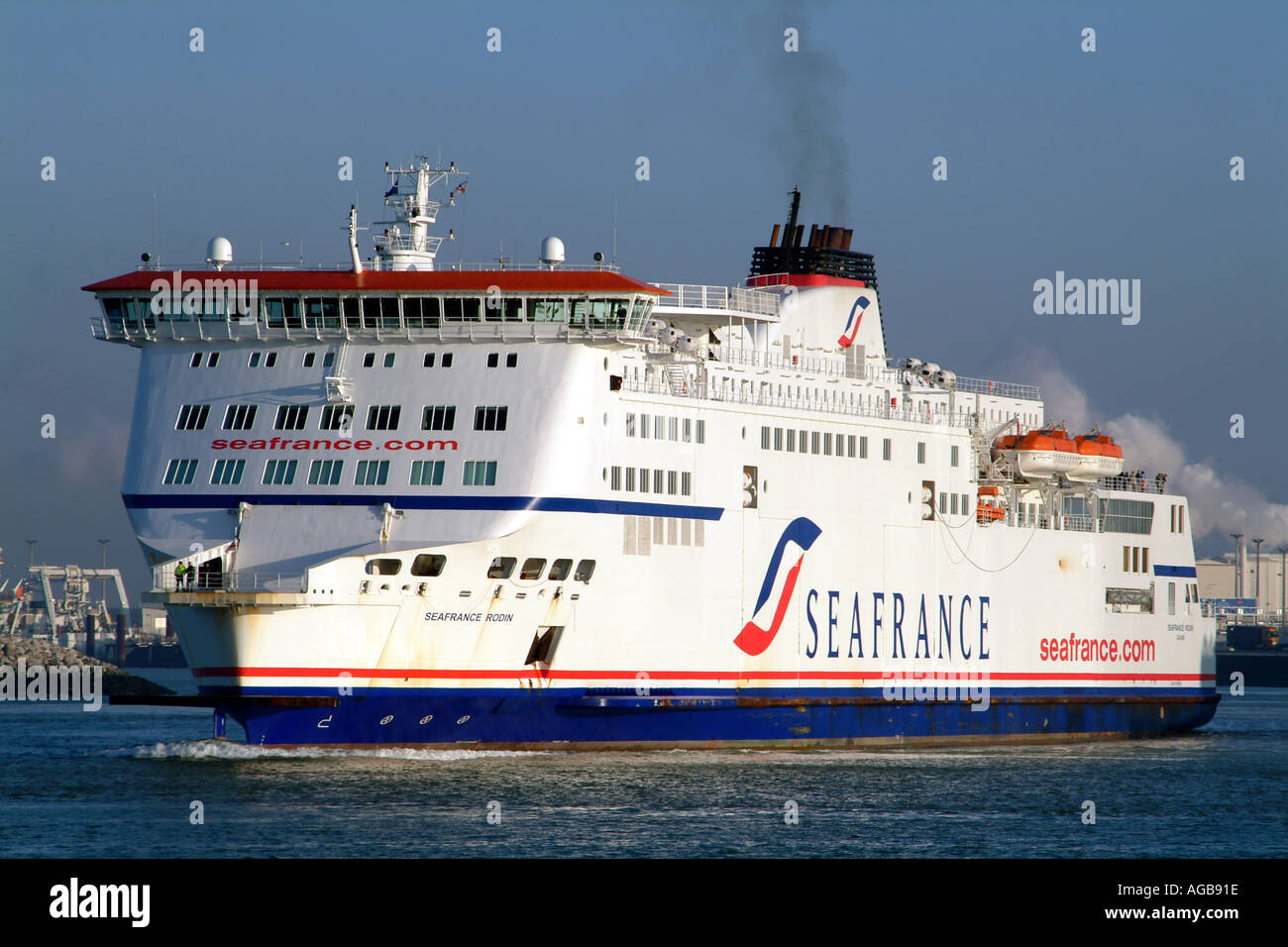Canale trasversale roll on roll off da passeggeri del traghetto di Rodin la flotta di Seafrance di lasciare il porto di Calais Nord della Francia per Dover Eng Foto Stock