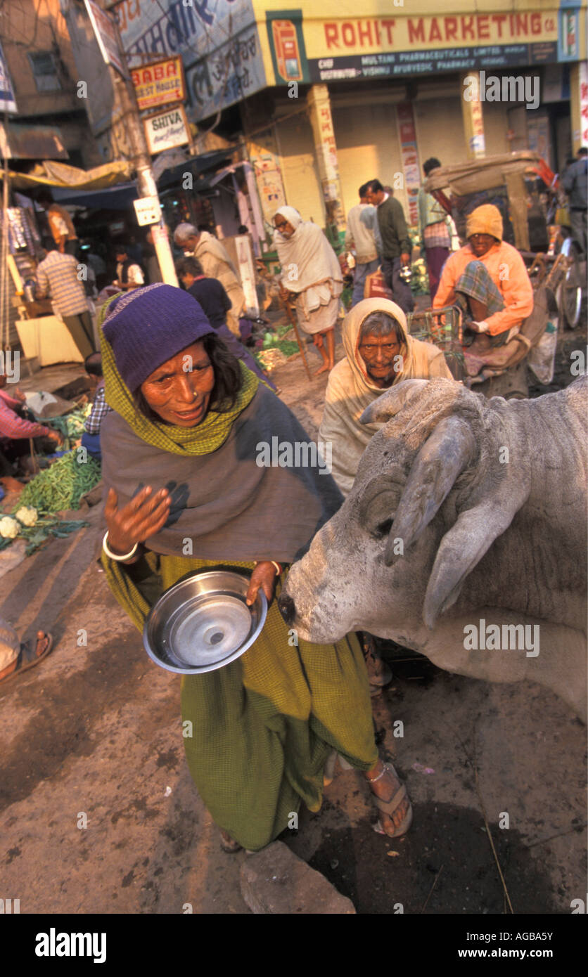 India Varanasi mendicanti al mercato Foto Stock