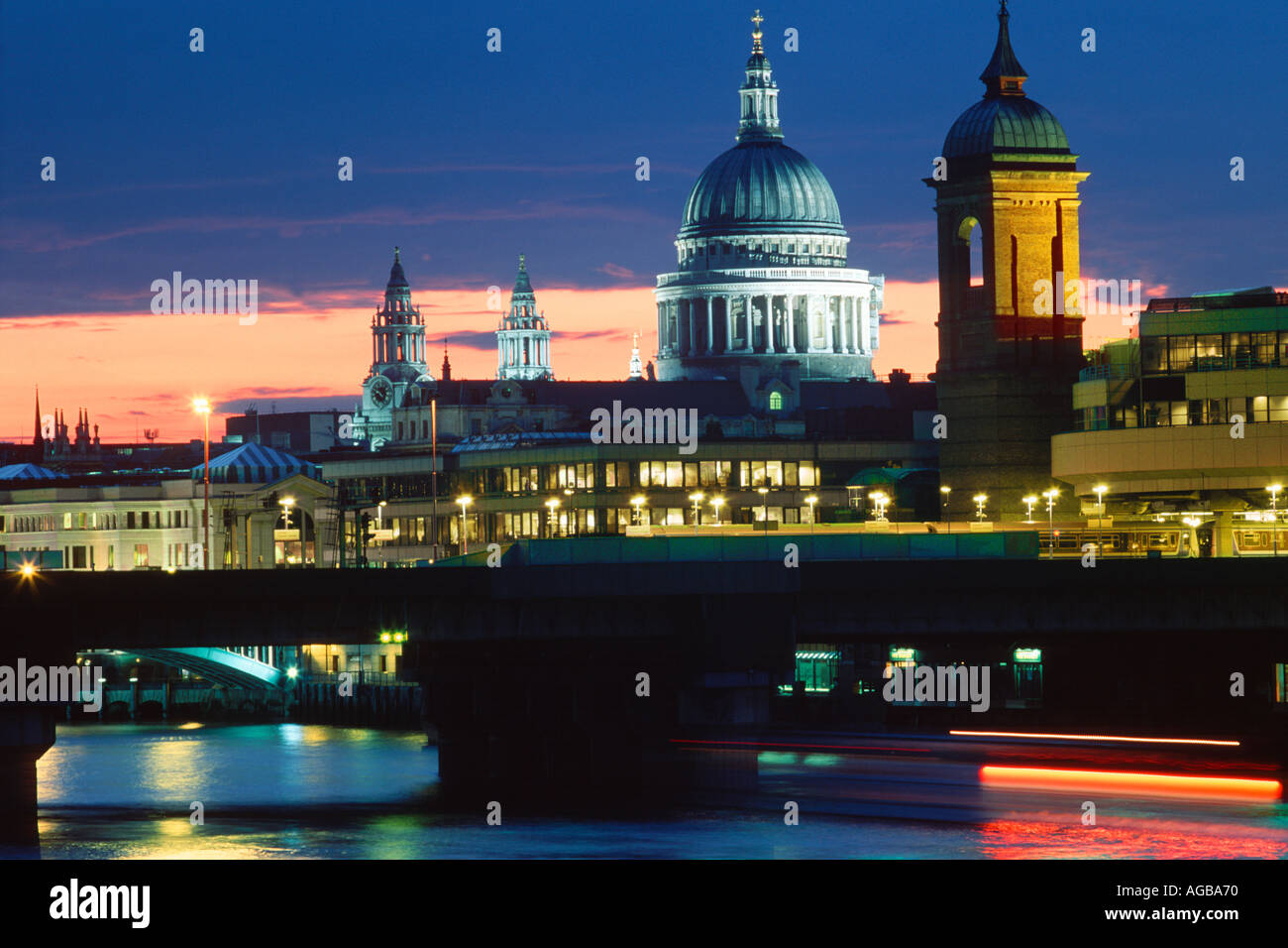 Cattedrale di St Paul e il Tamigi di notte Londra Foto Stock