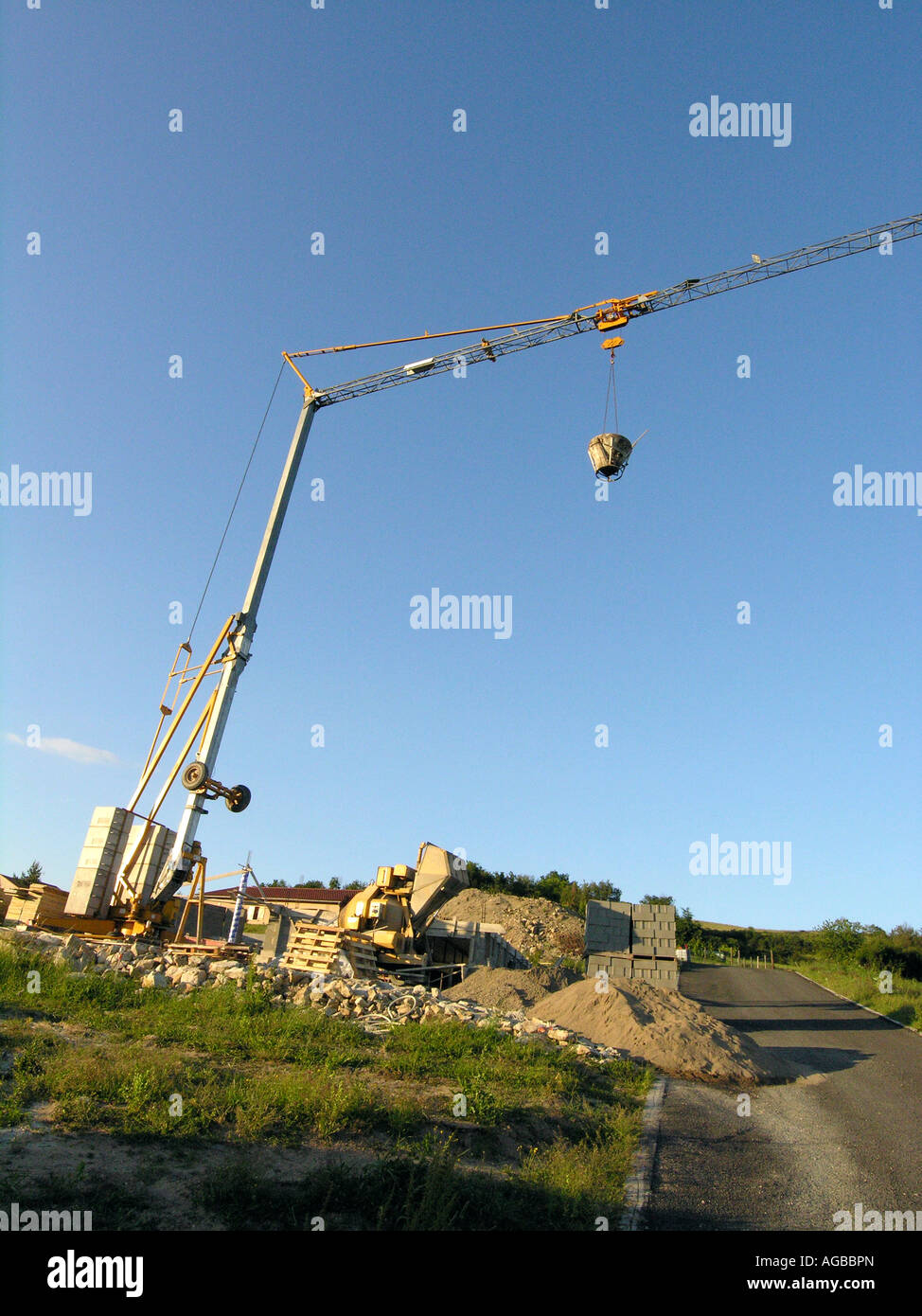 Scatto ad angolo basso di una gru da cantiere catturata su un cielo blu Foto Stock