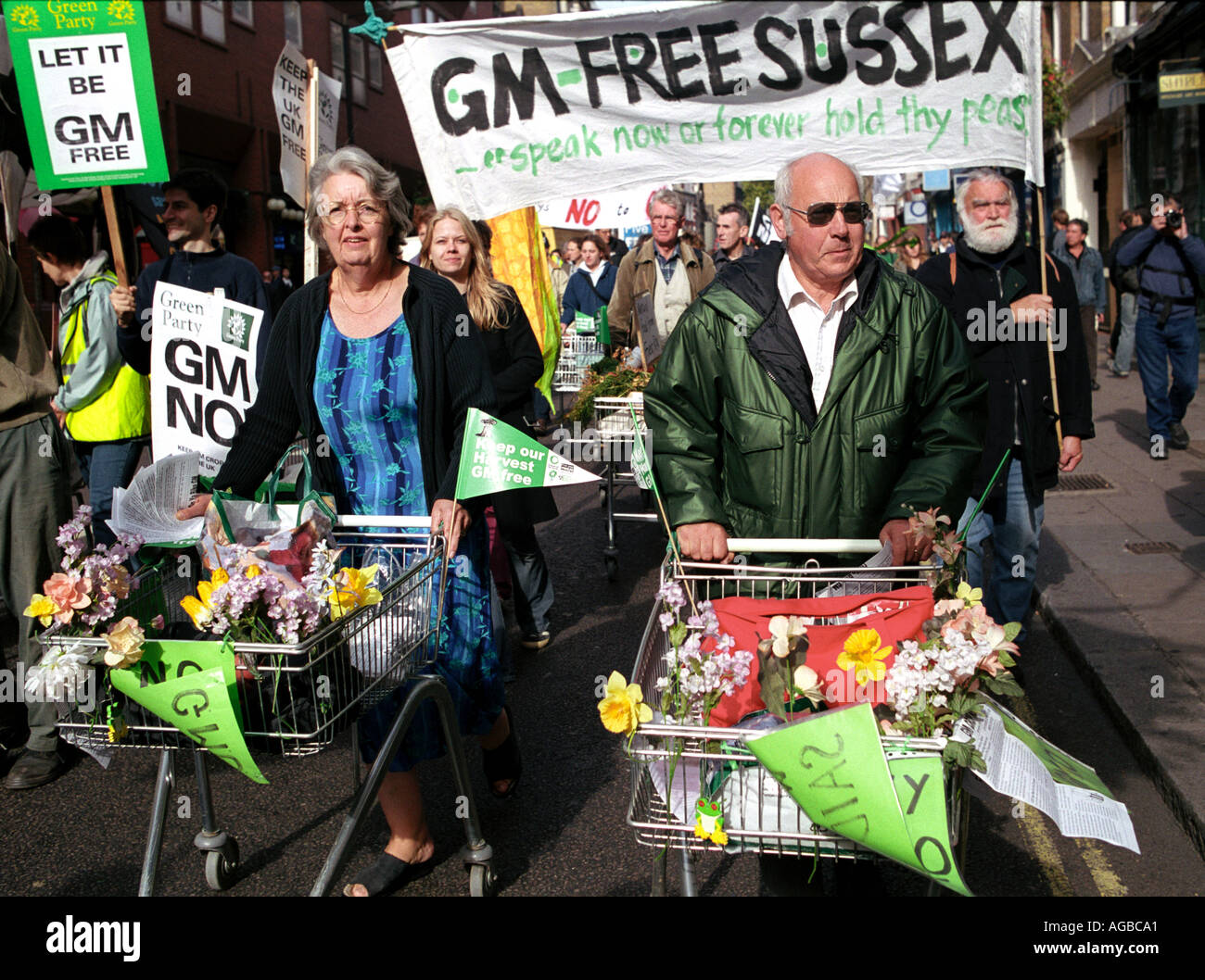 Anti alimenti GM marcia di protesta attraverso il centro di Londra. Foto Stock
